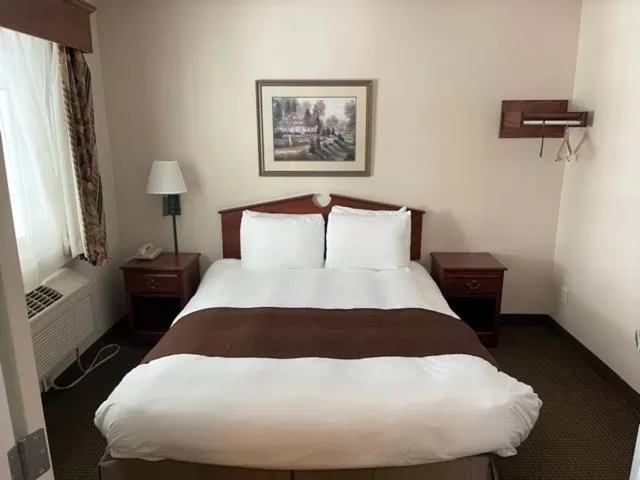 Bed in River Hills Hotel- Mankato