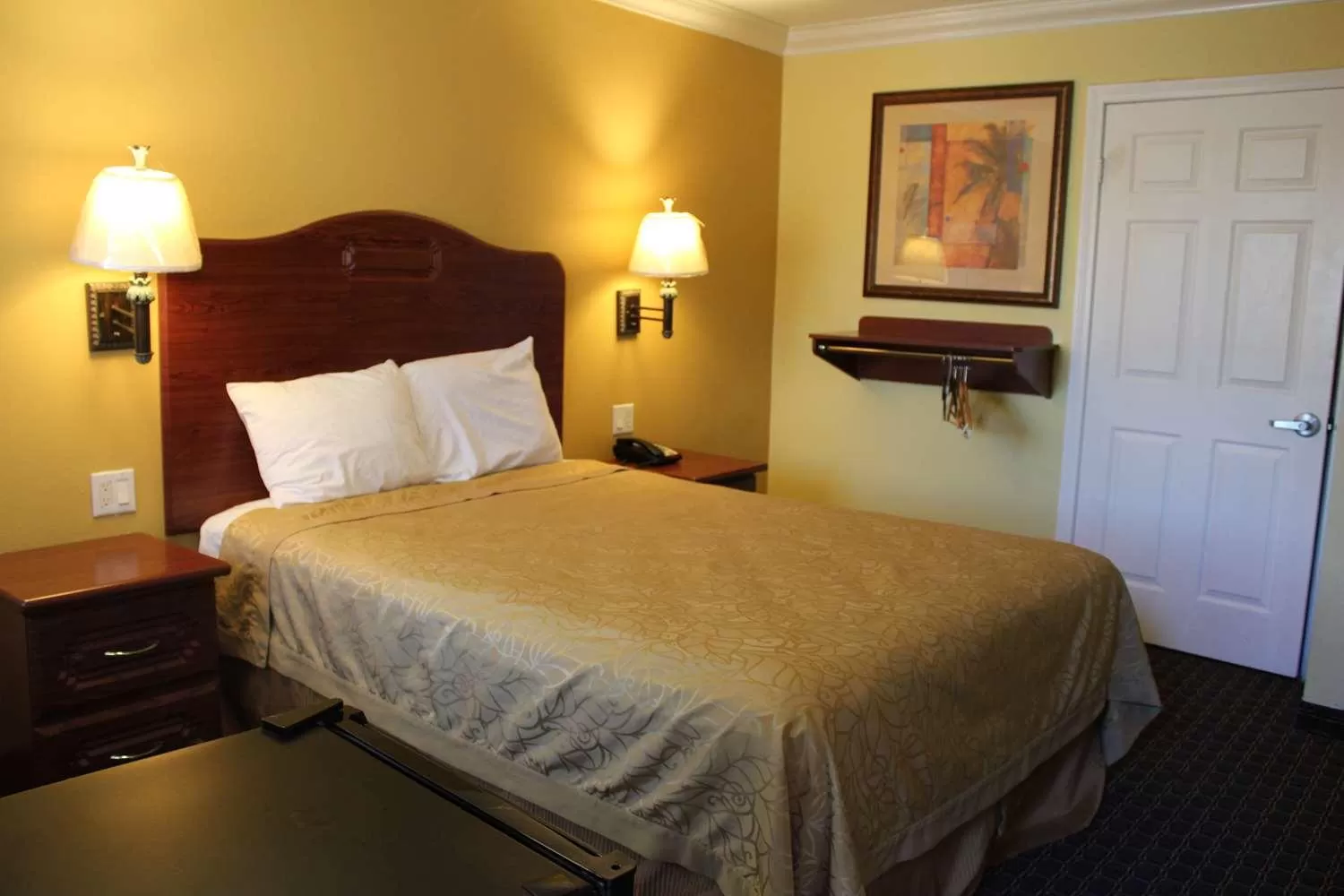 Queen Room - Disability Access - Non-Smoking in Motel 6 South Gate CA