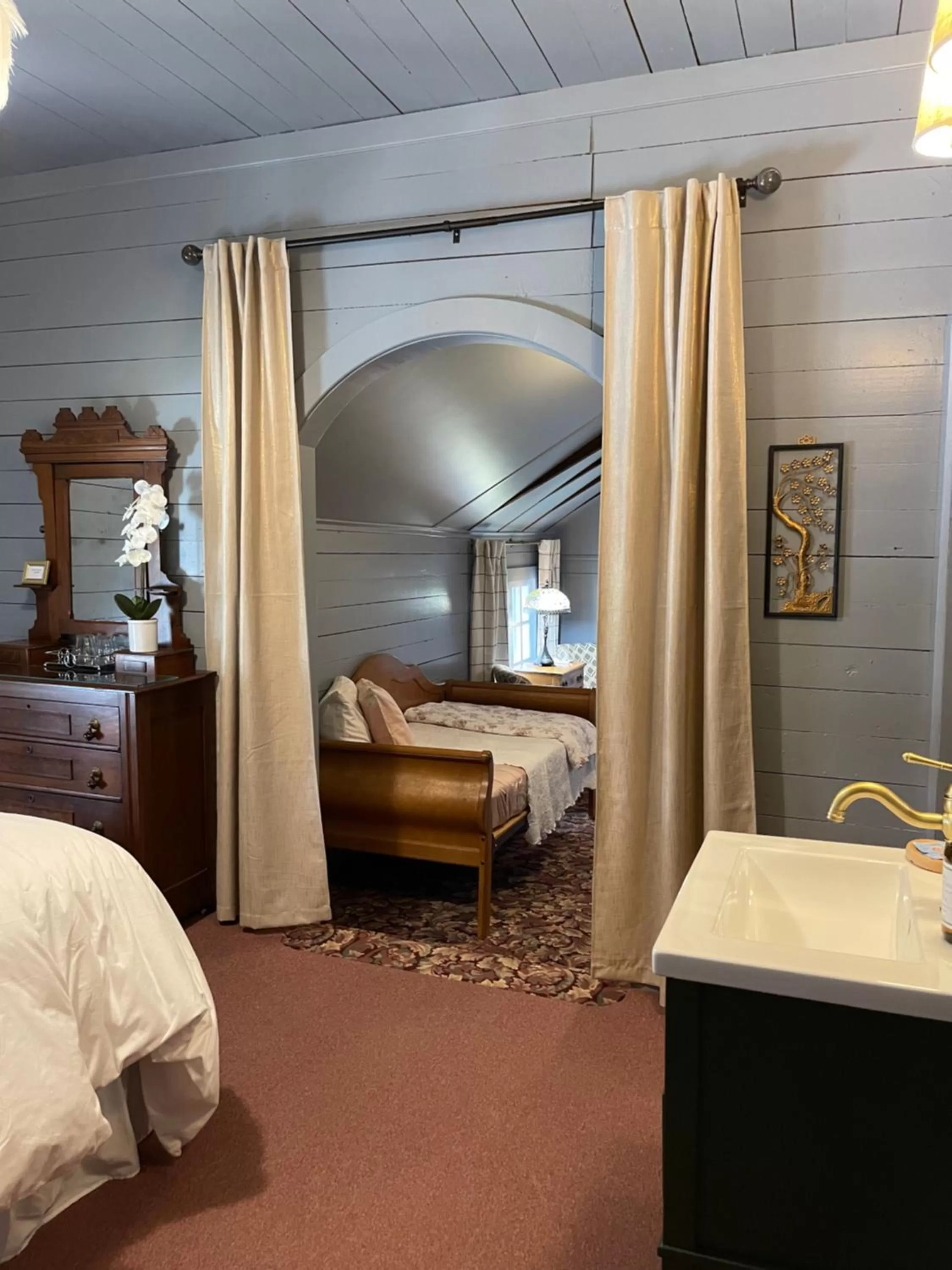 Bed in Carriage House Bed & Breakfast