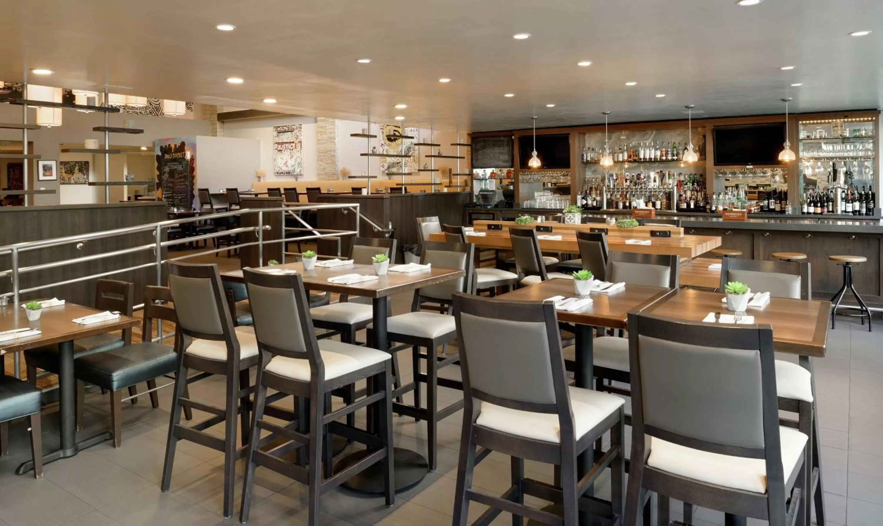 Lounge or bar in Doubletree by Hilton Los Angeles Downtown