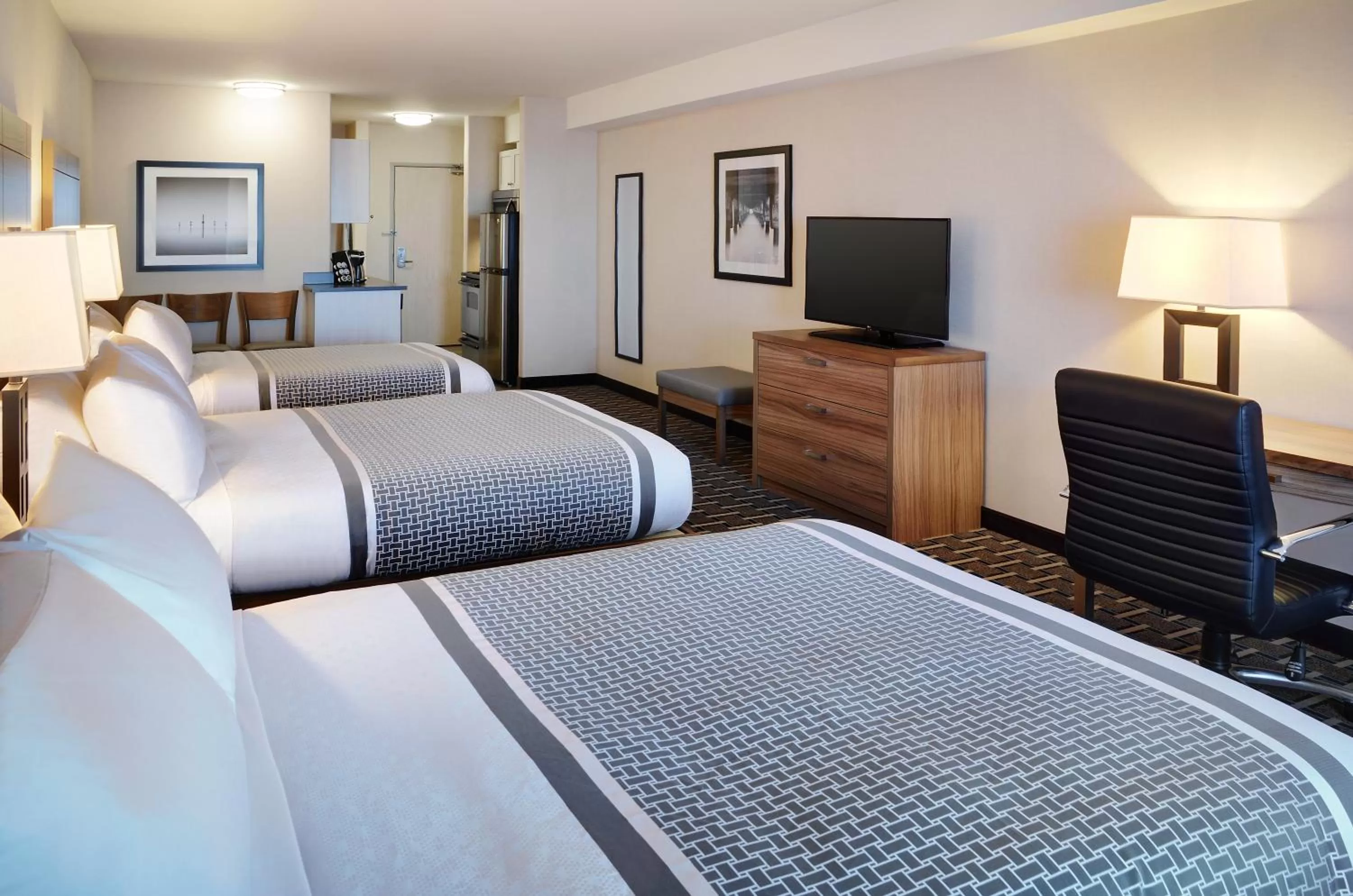 Photo of the whole room, Bed in Pomeroy Inn and Suites Vermilion