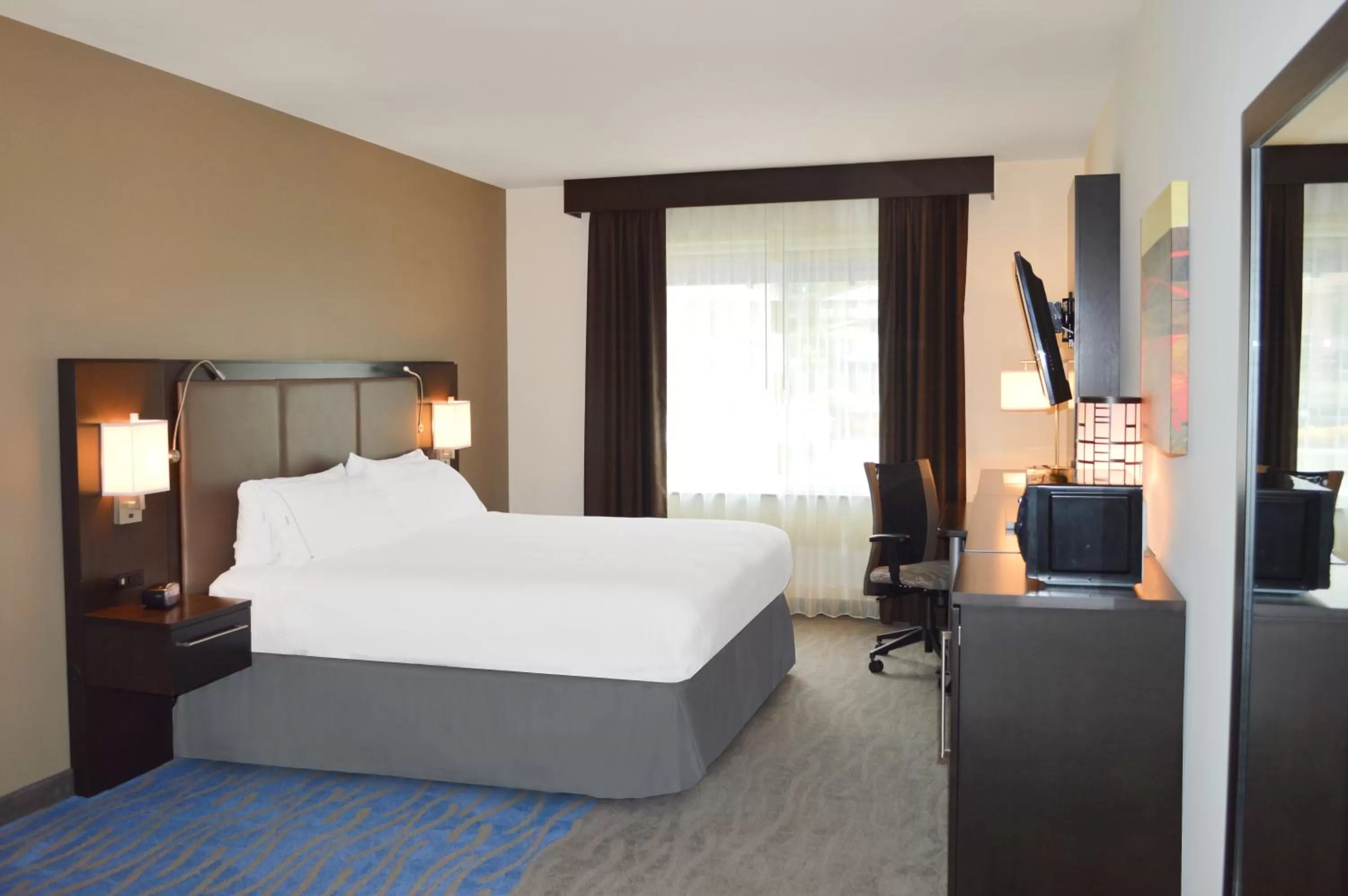 Photo of the whole room, Bed in Holiday Inn Express & Suites Kailua-Kona by IHG