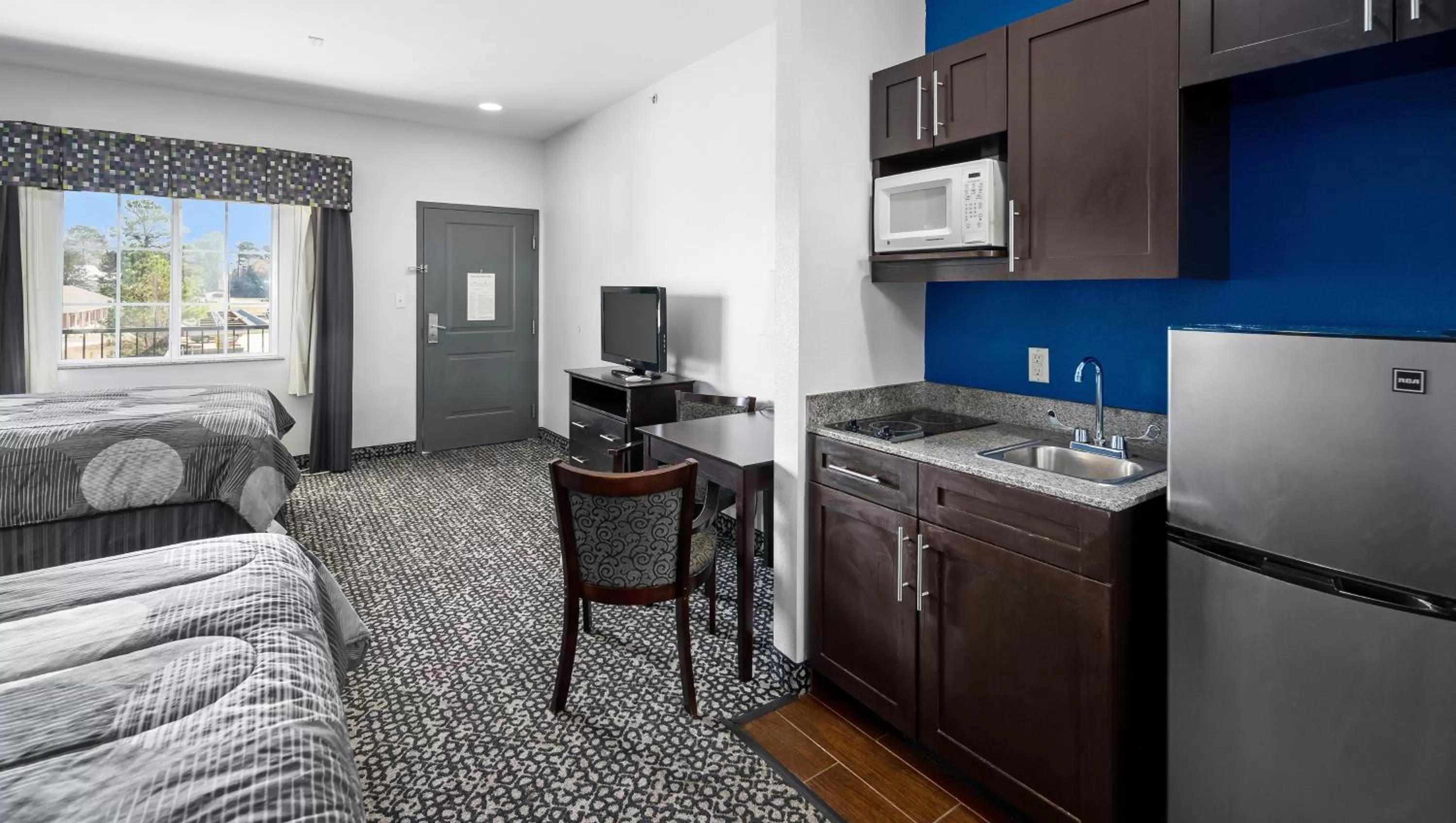 Kitchen or kitchenette, Bed in Belmont Inn and Suites Tatum