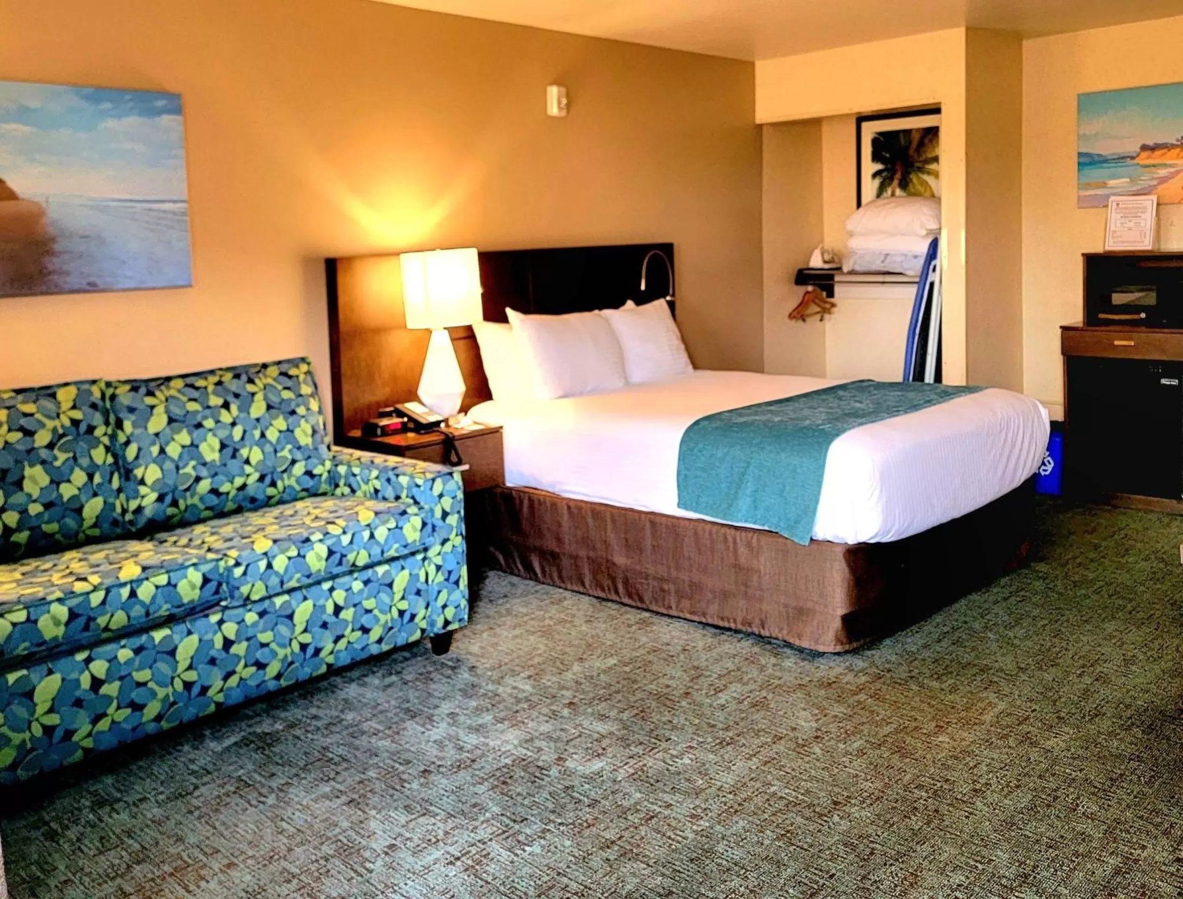 Seating area, Bed in Old Town Inn