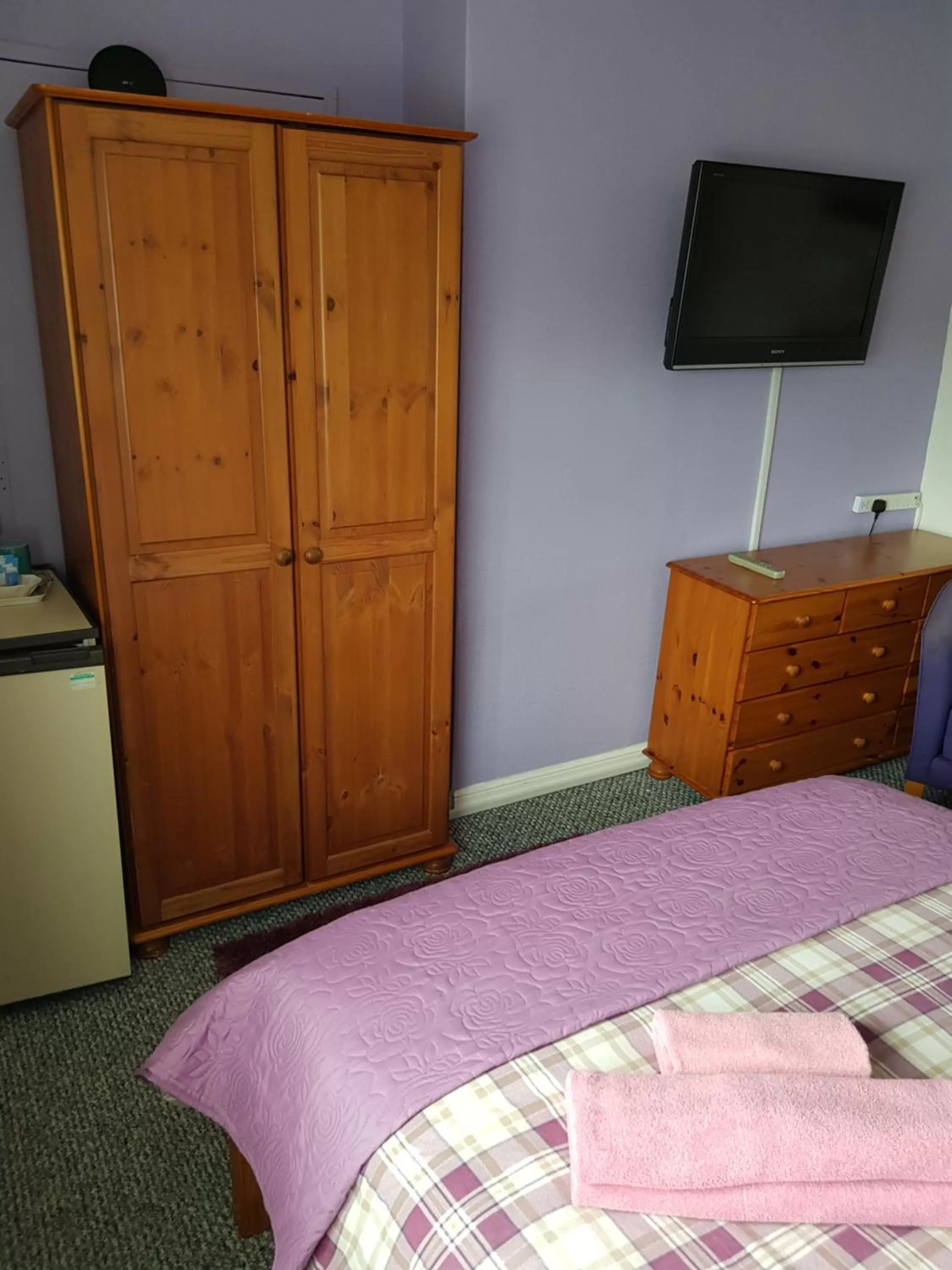 Bedroom, TV/Entertainment Center in Sunnyside Hotel