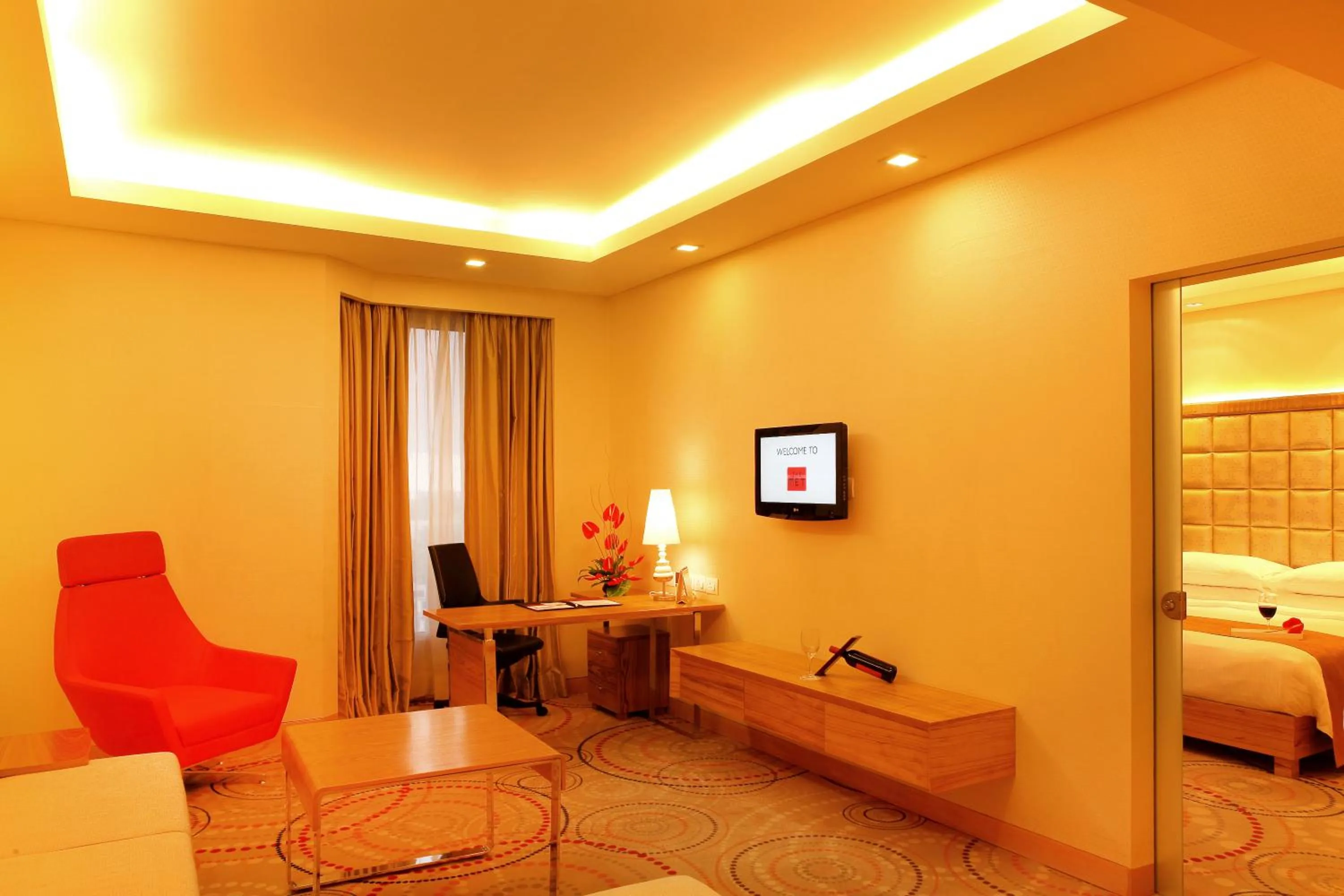 Living room, Bed in The Metropolitan Hotel & Spa New Delhi