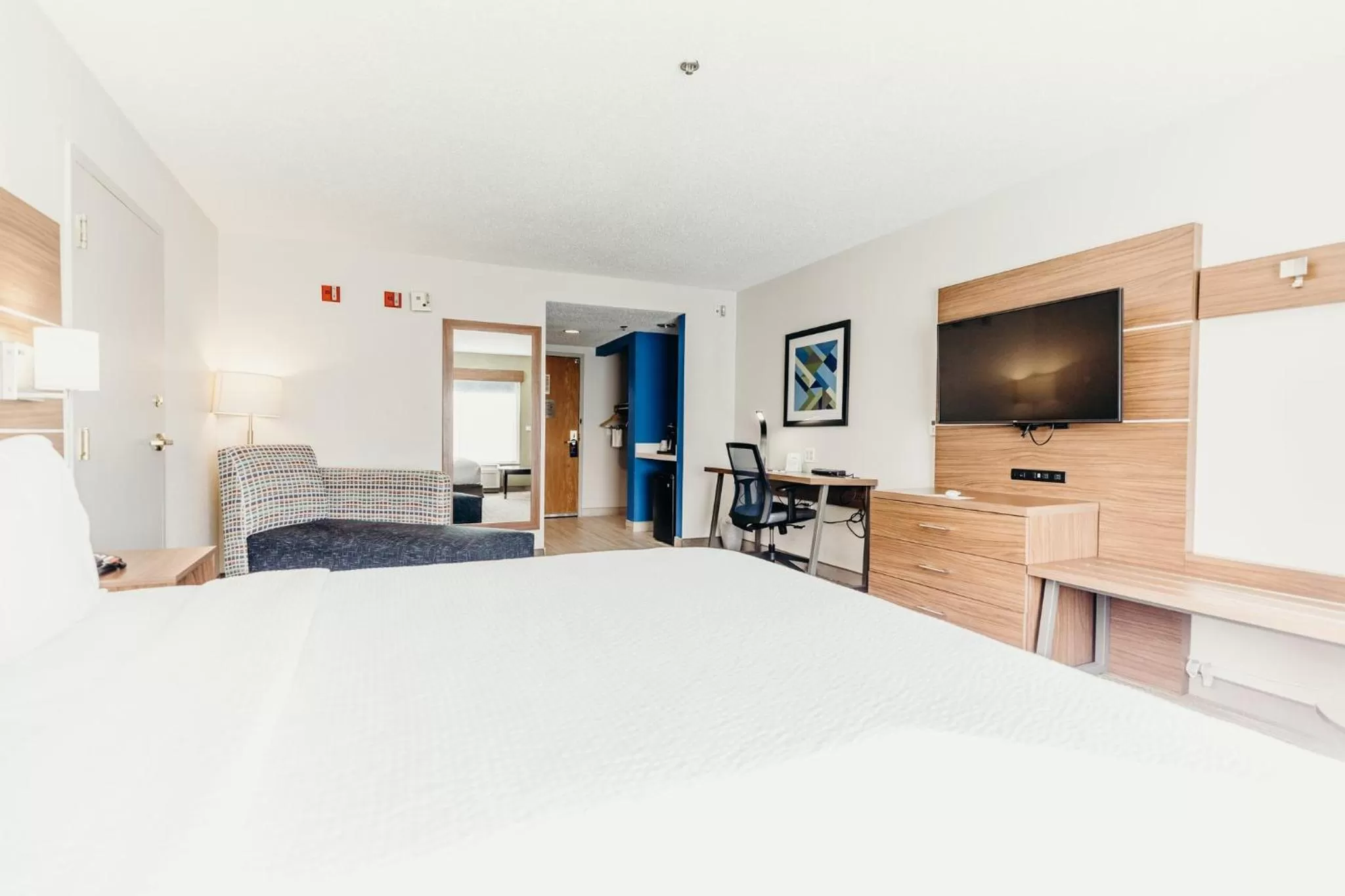 Photo of the whole room, Bed in Holiday Inn Express Atlanta - Northeast I-85 - Clairmont Road by IHG