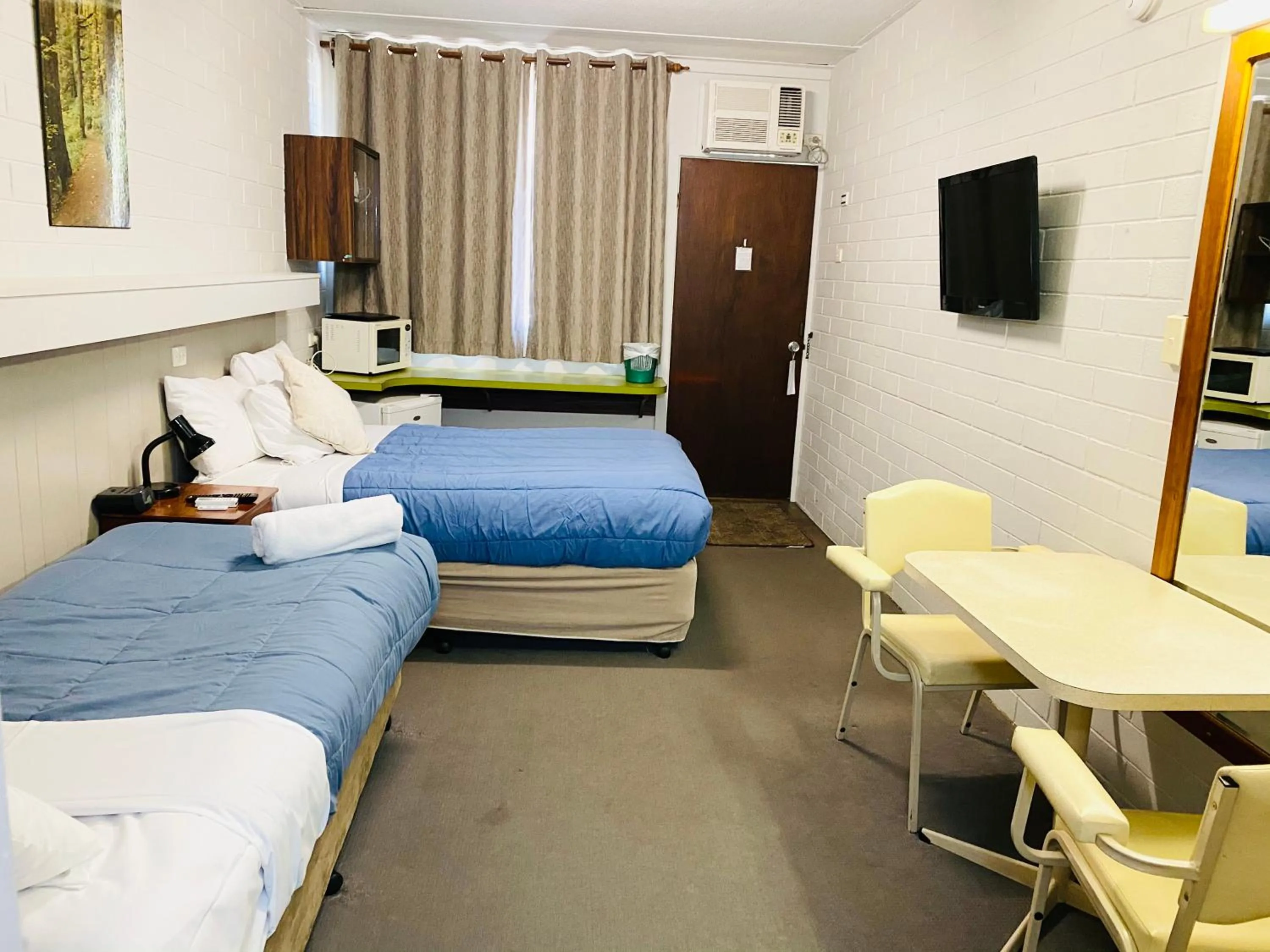 Bed in Millers Cottage Motel