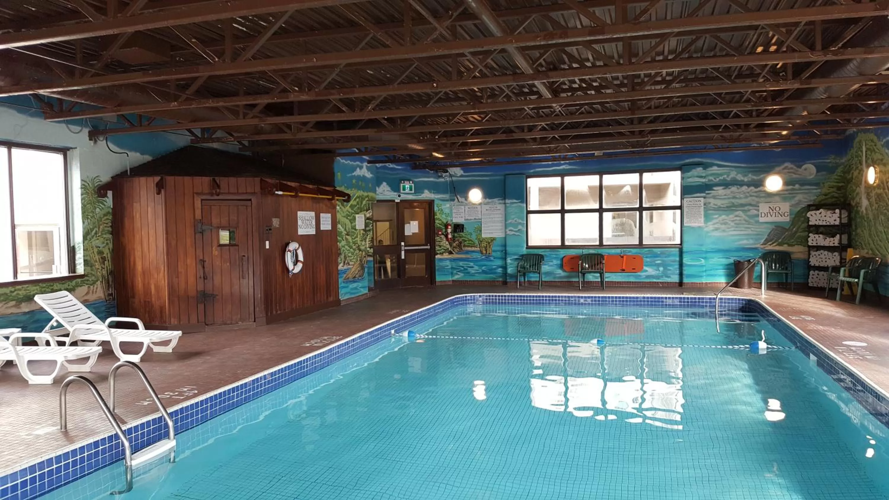 Swimming pool in River Rapids Inn