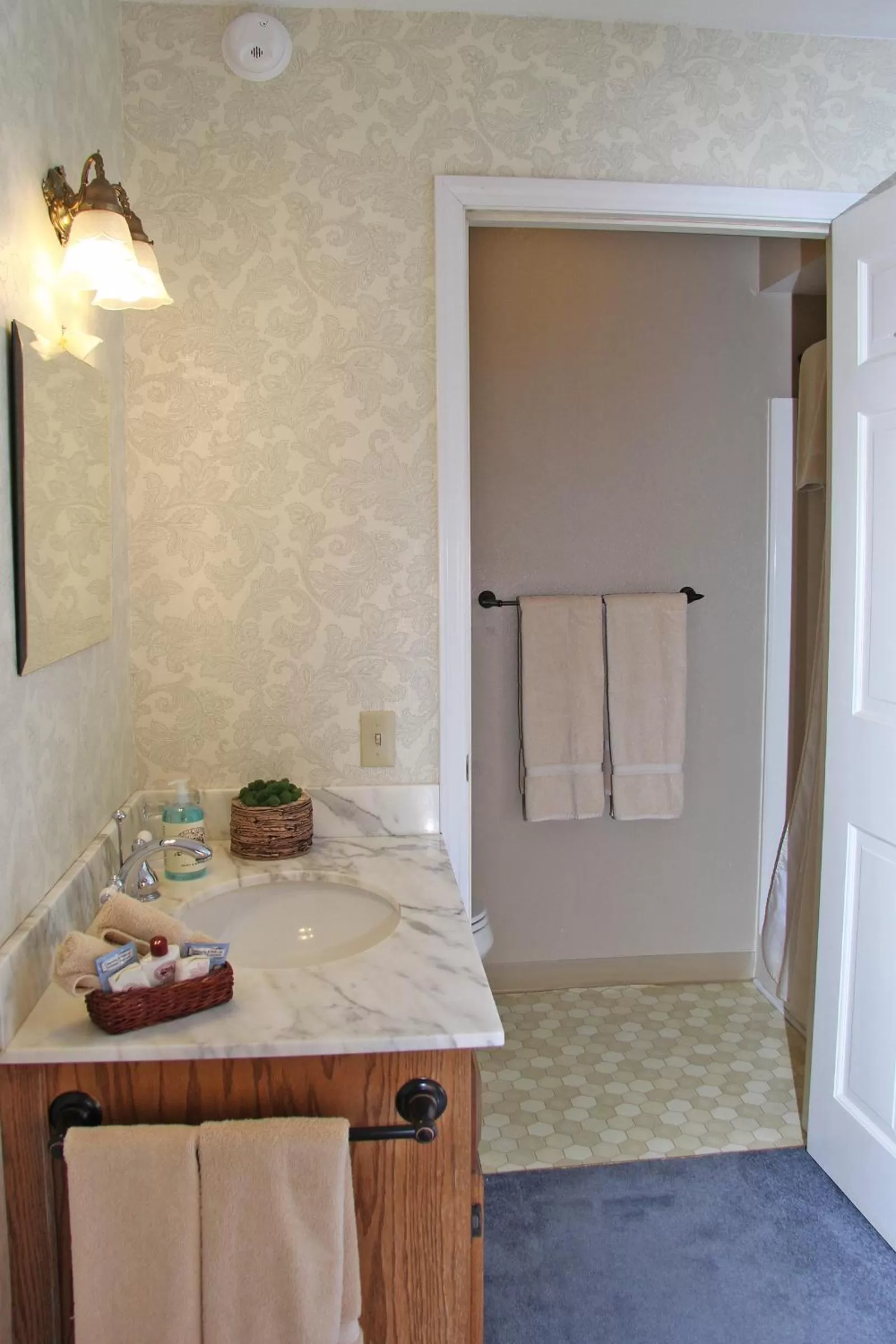 Bathroom, Dining Area in Eagle Harbor Inn