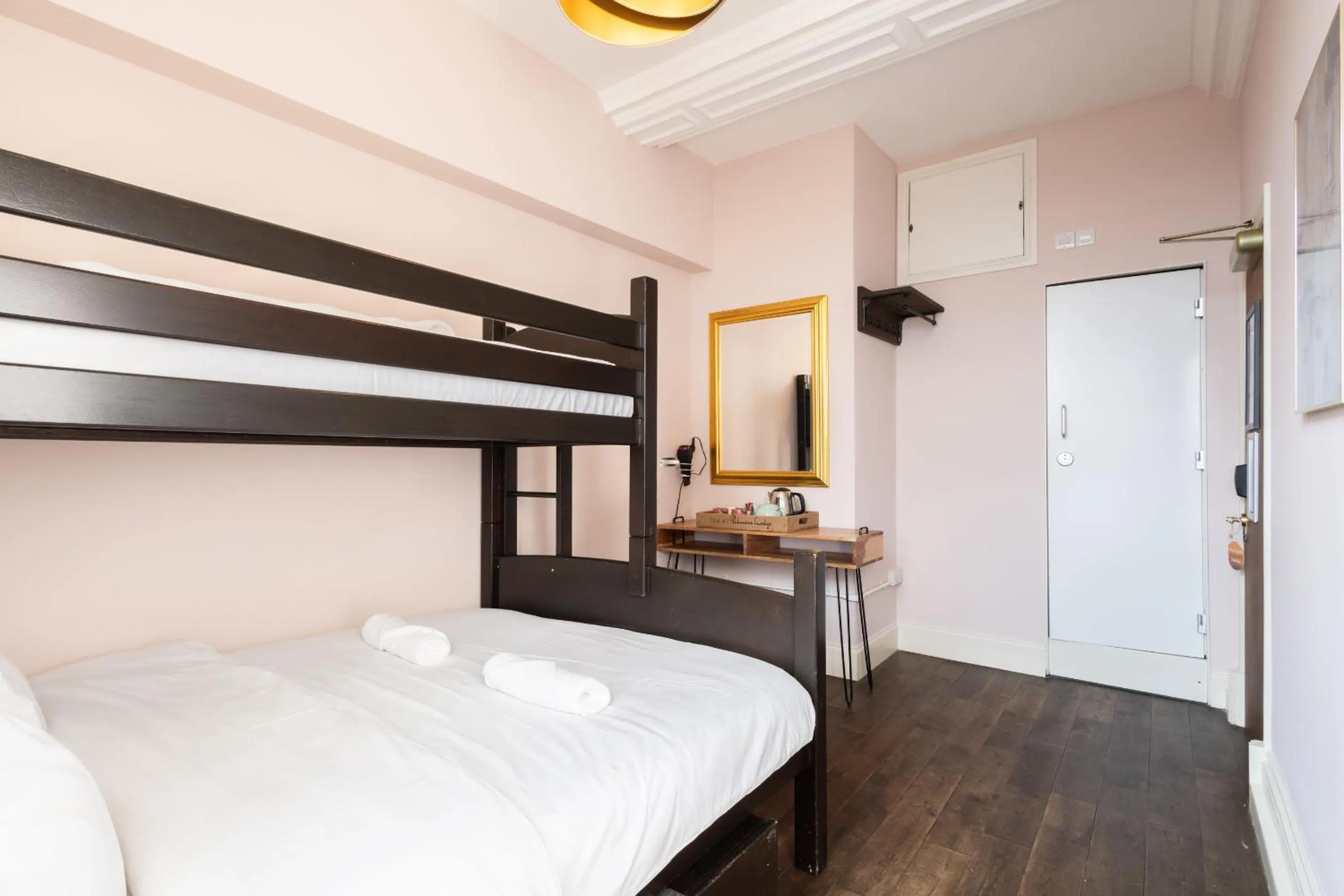 Bedroom, Bed in Palmers Lodge Swiss Cottage