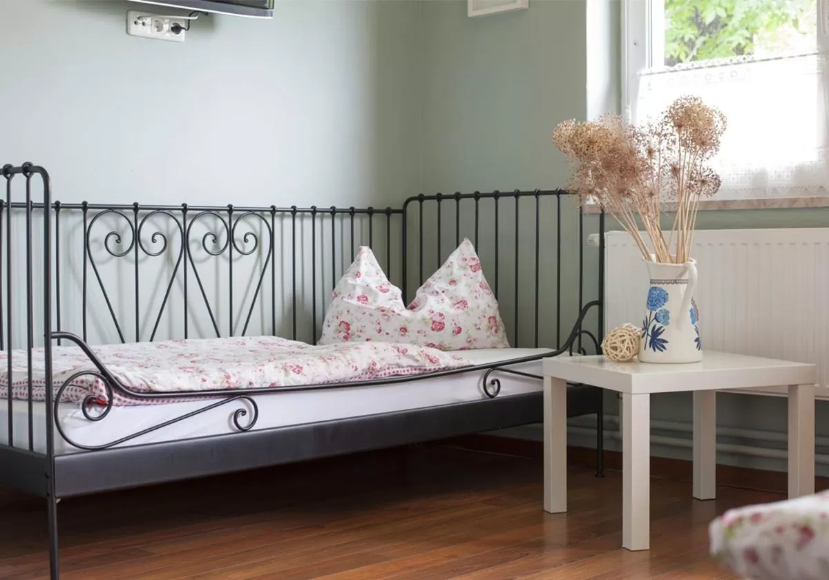 Bed in WELTRAD Am Fluß Restaurant & Quartier