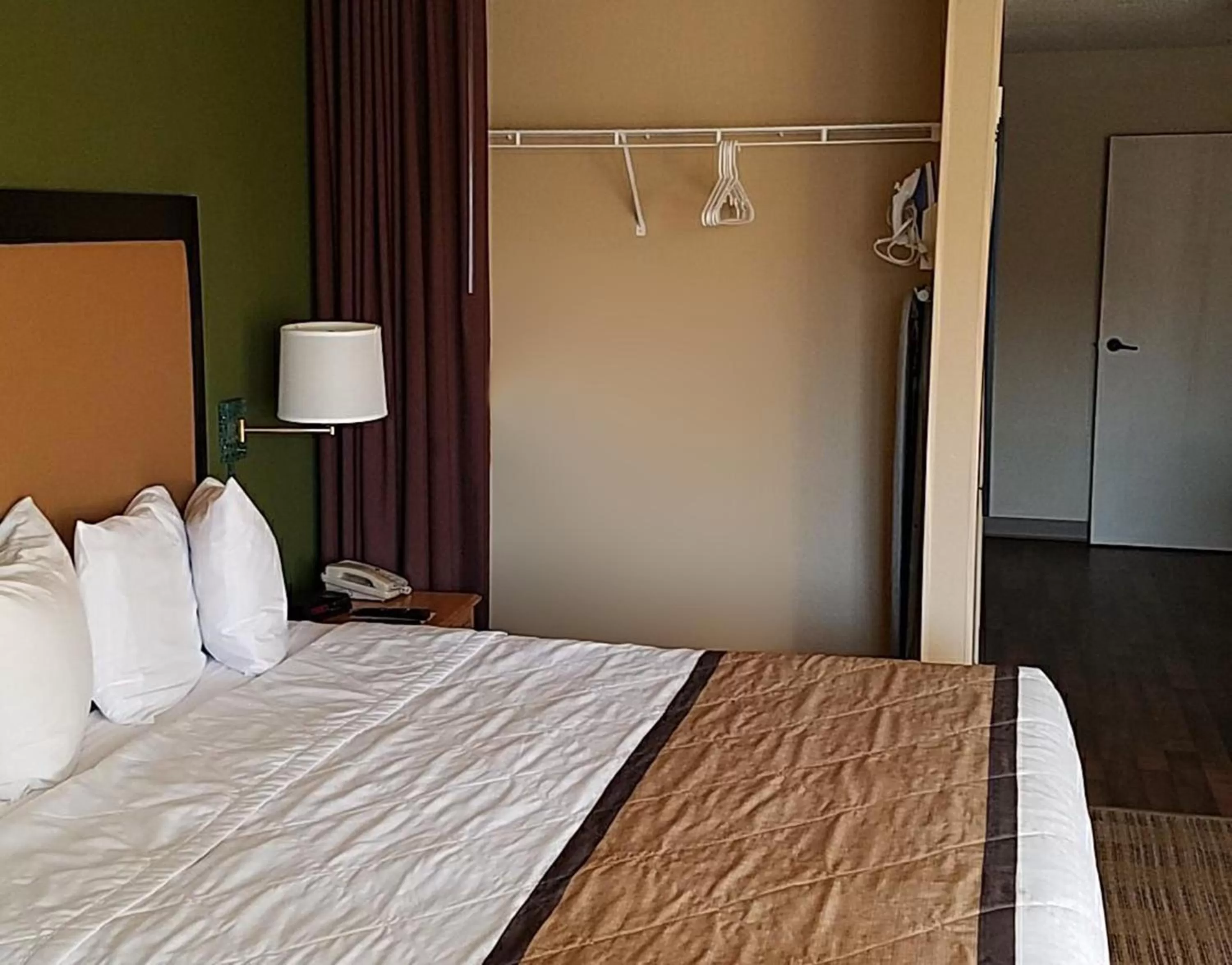 Bed in Extended Stay America Suites - Milwaukee - Brookfield