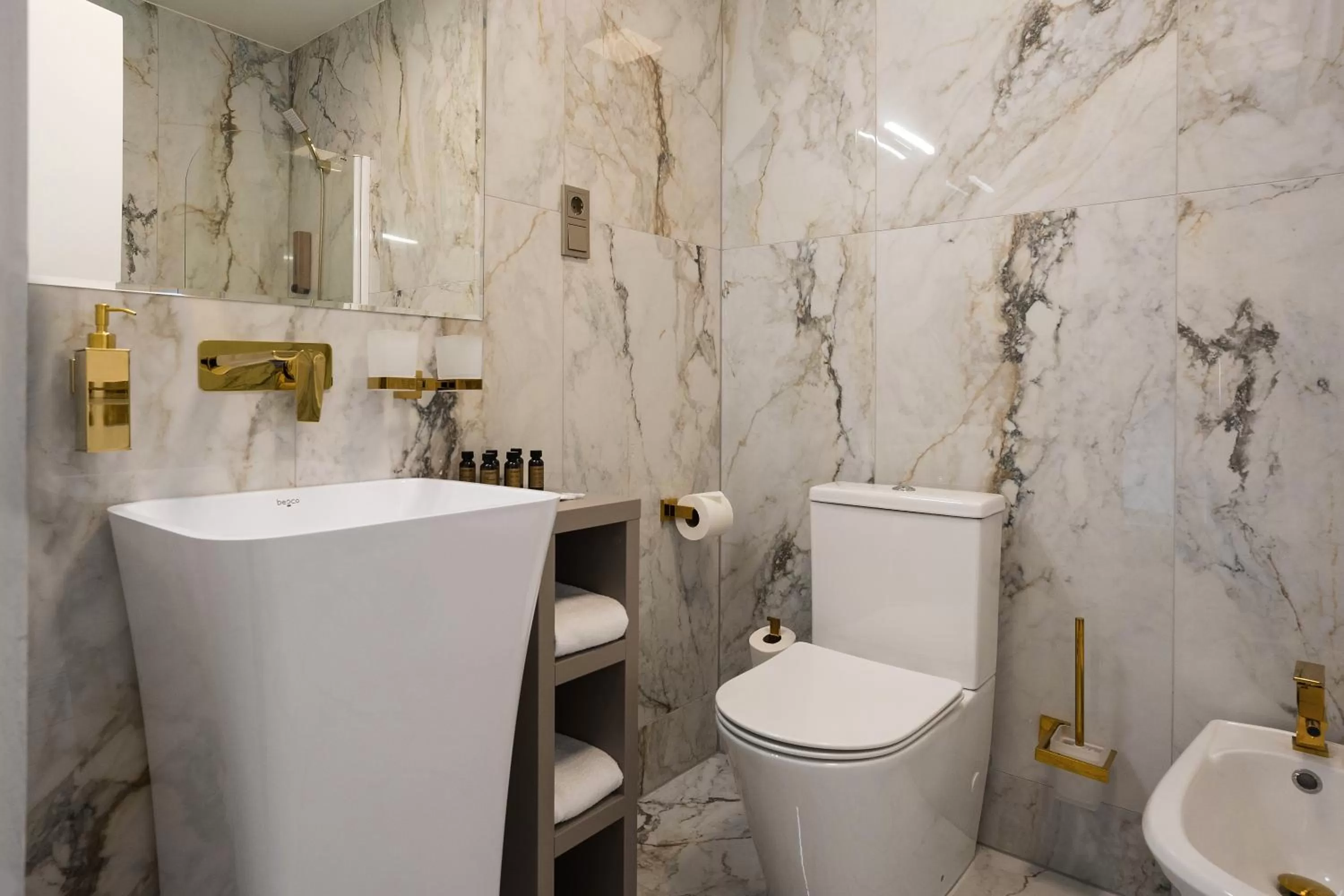 Shower in St Palace Hotel