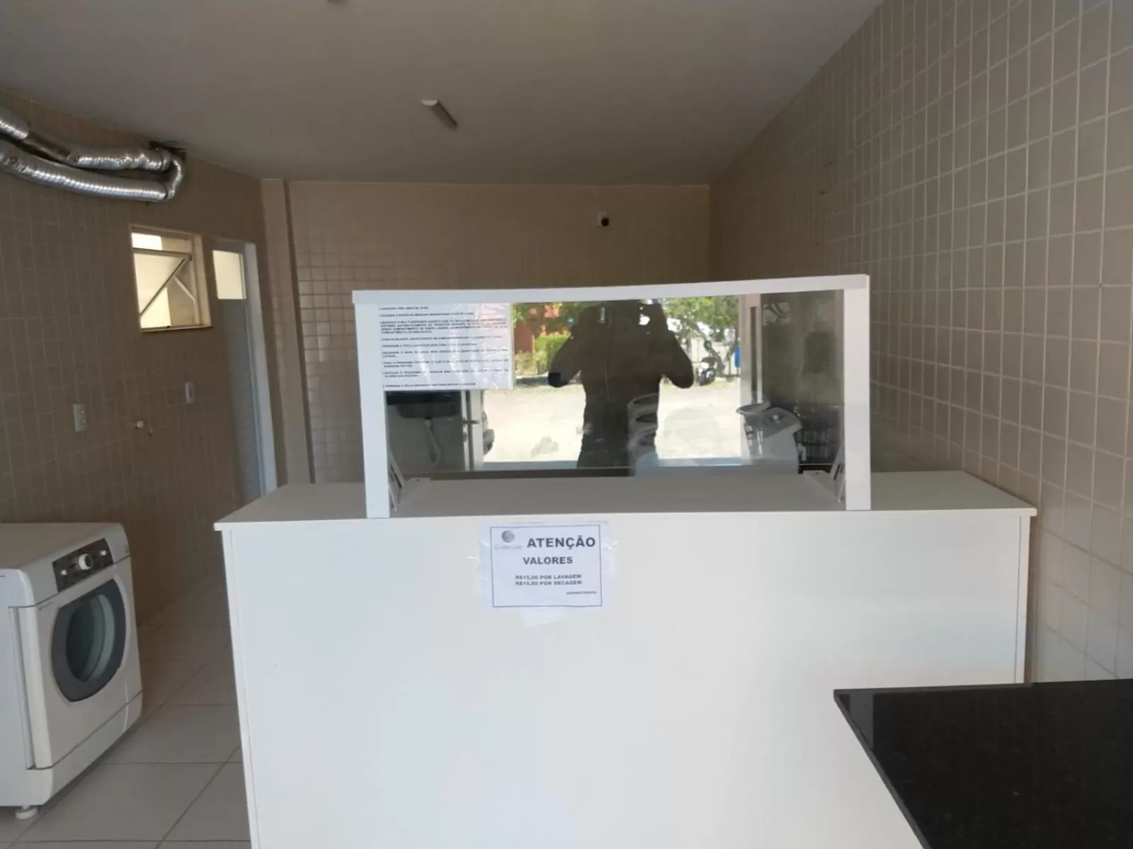 washing machine in Apartamento no Golden Lake - pé na areia, agua de côco e cervejinha