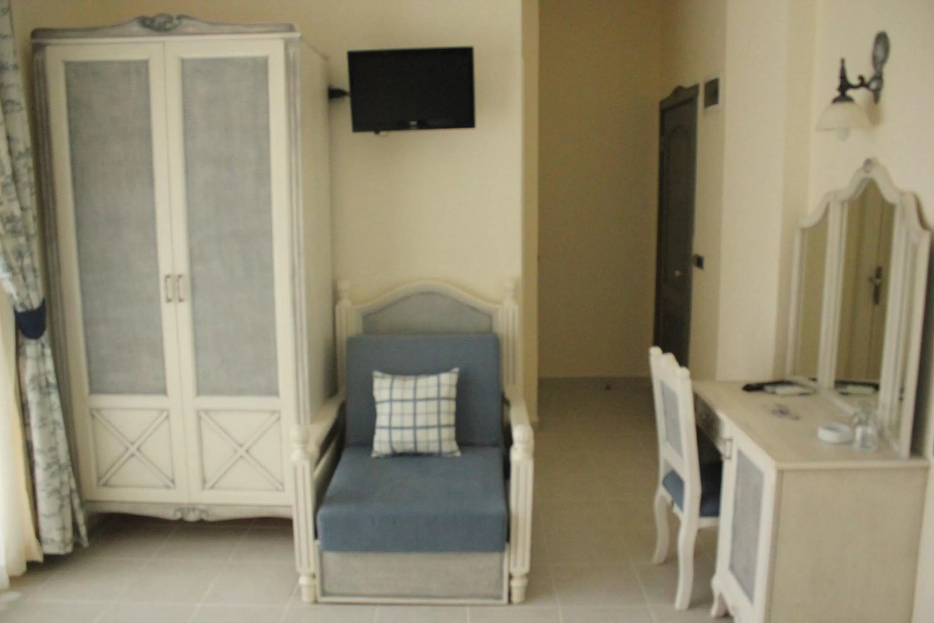 Bedroom, TV/Entertainment Center in Dolina Hotel