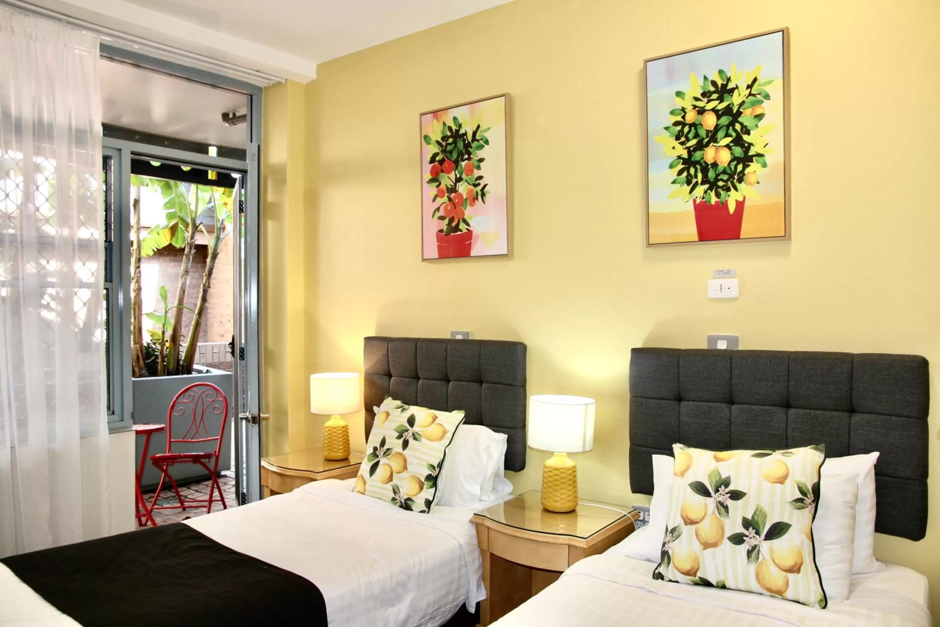 Bed in Mariners Court Hotel Sydney