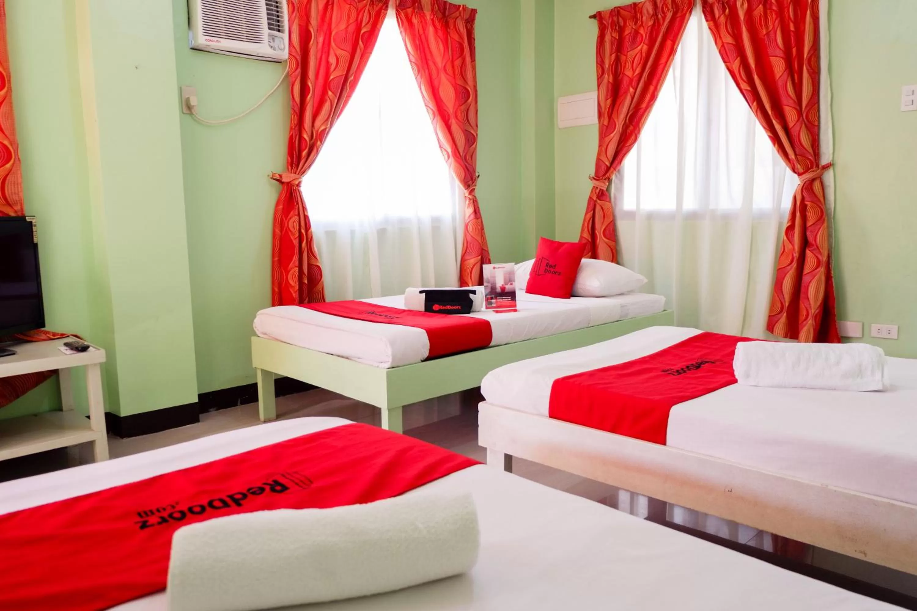 Family Room in RedDoorz near Maribago Barangay Hall