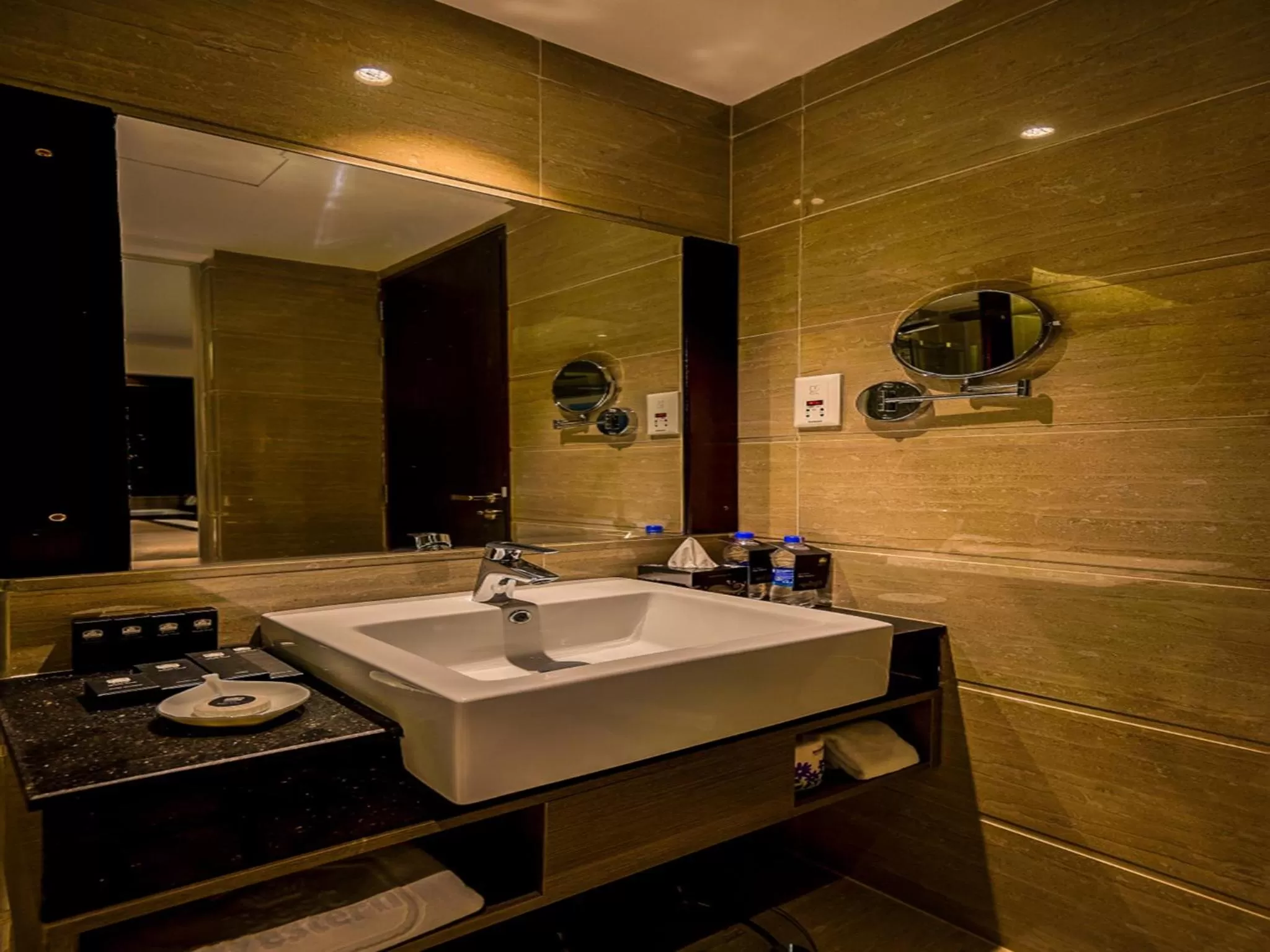 Toilet in Best Western Plus Maple Leaf