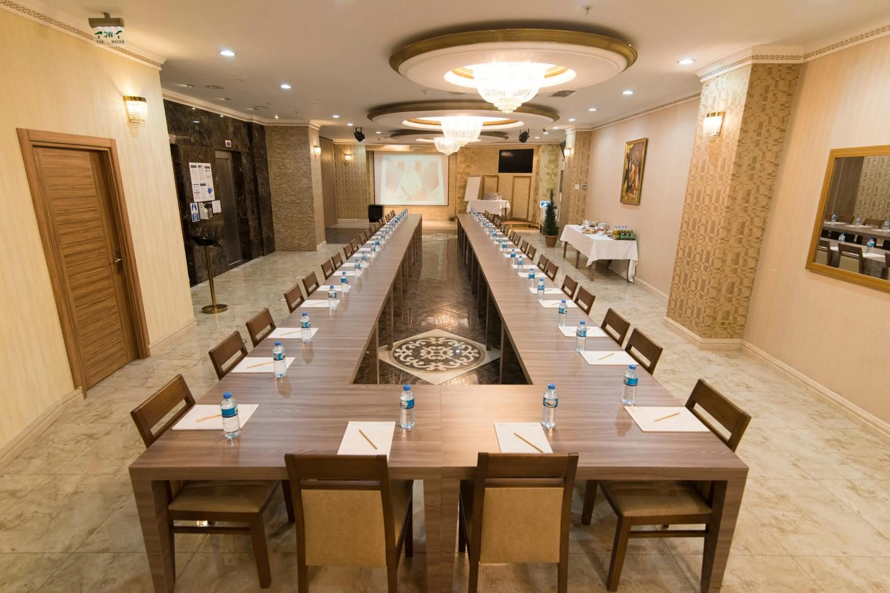 TV and multimedia in MidMar Deluxe Hotel