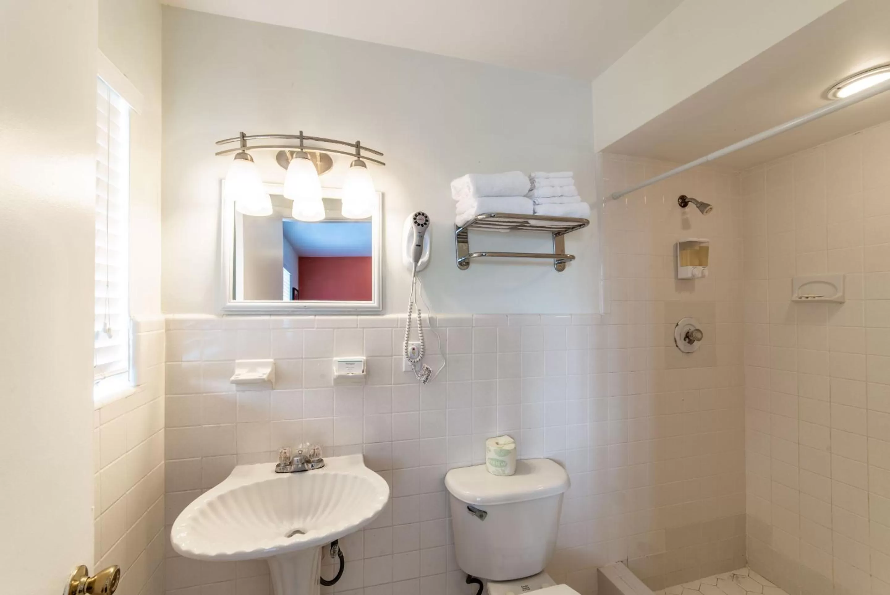 Shower in Captain's Table Hotel by Everglades Adventures