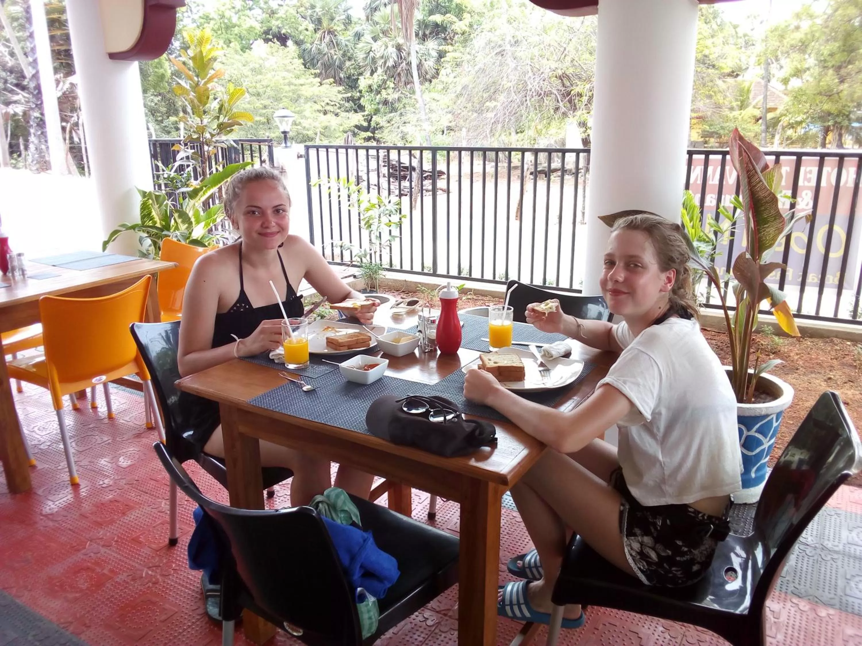 Breakfast in Hotel Theevanni Inn