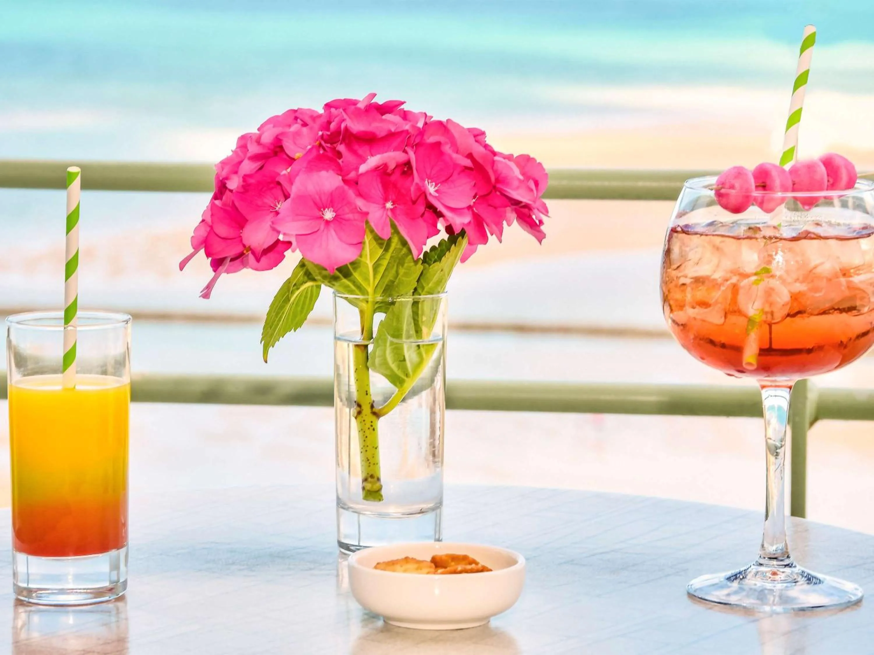 Lounge or bar in Mercure Granville Le Grand Large