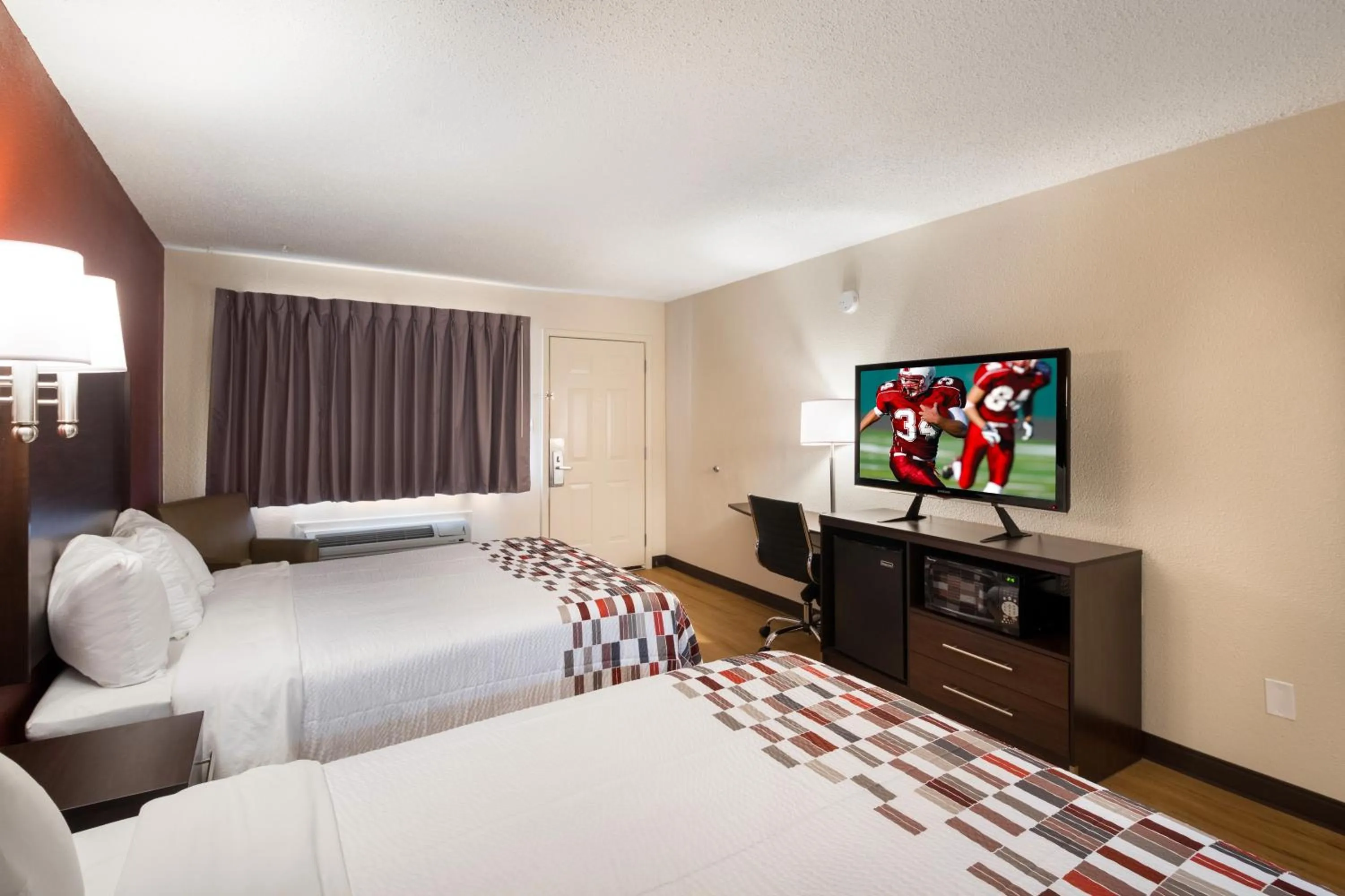 Photo of the whole room, Bed in Red Roof Inn Temple