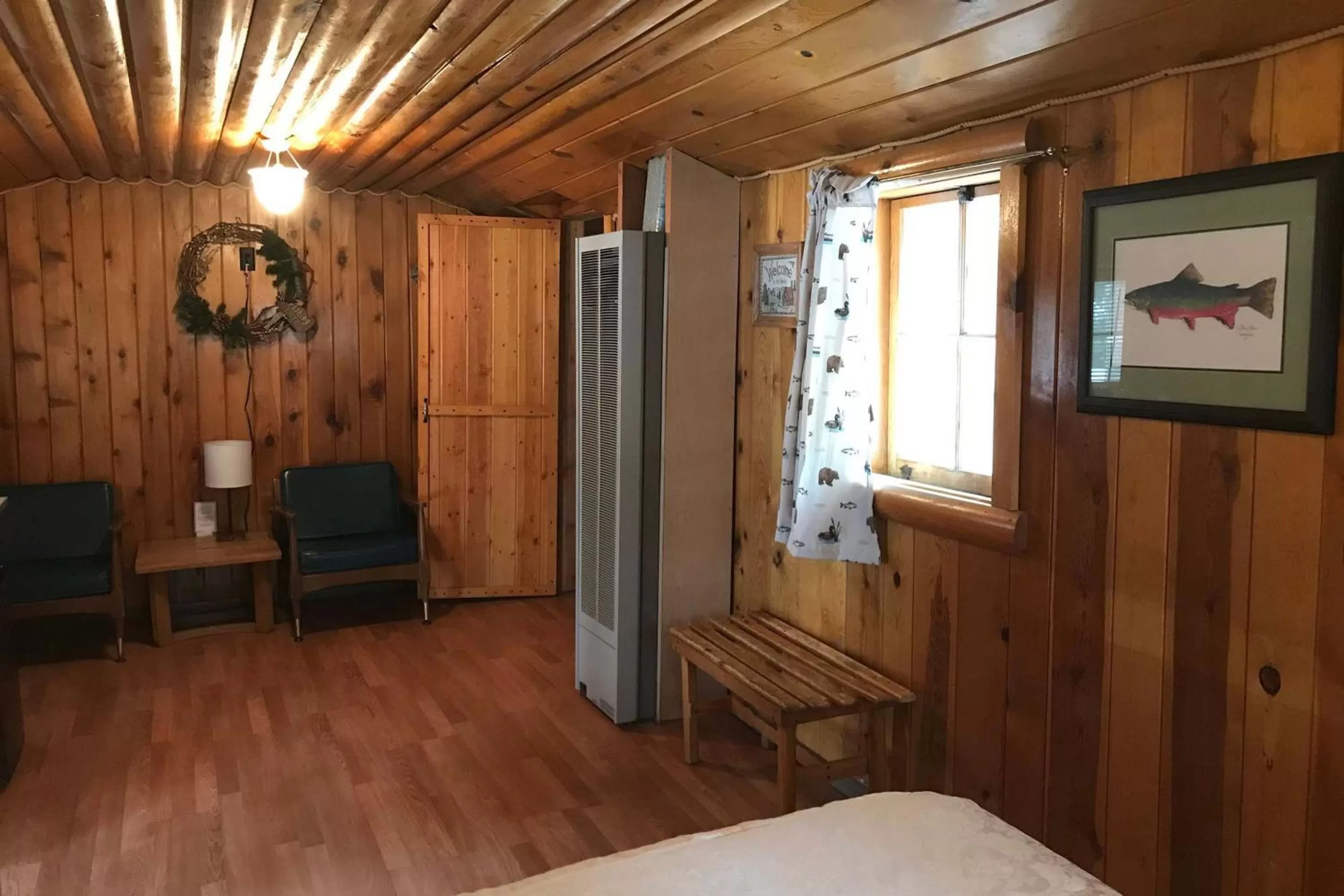 Photo of the whole room in Elkhorn Lodge