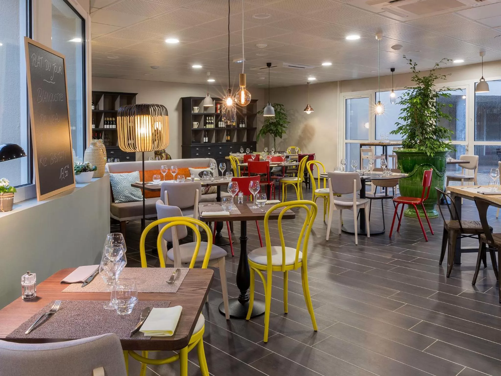 Restaurant/places to eat in BEST WESTERN La Porte des Châteaux