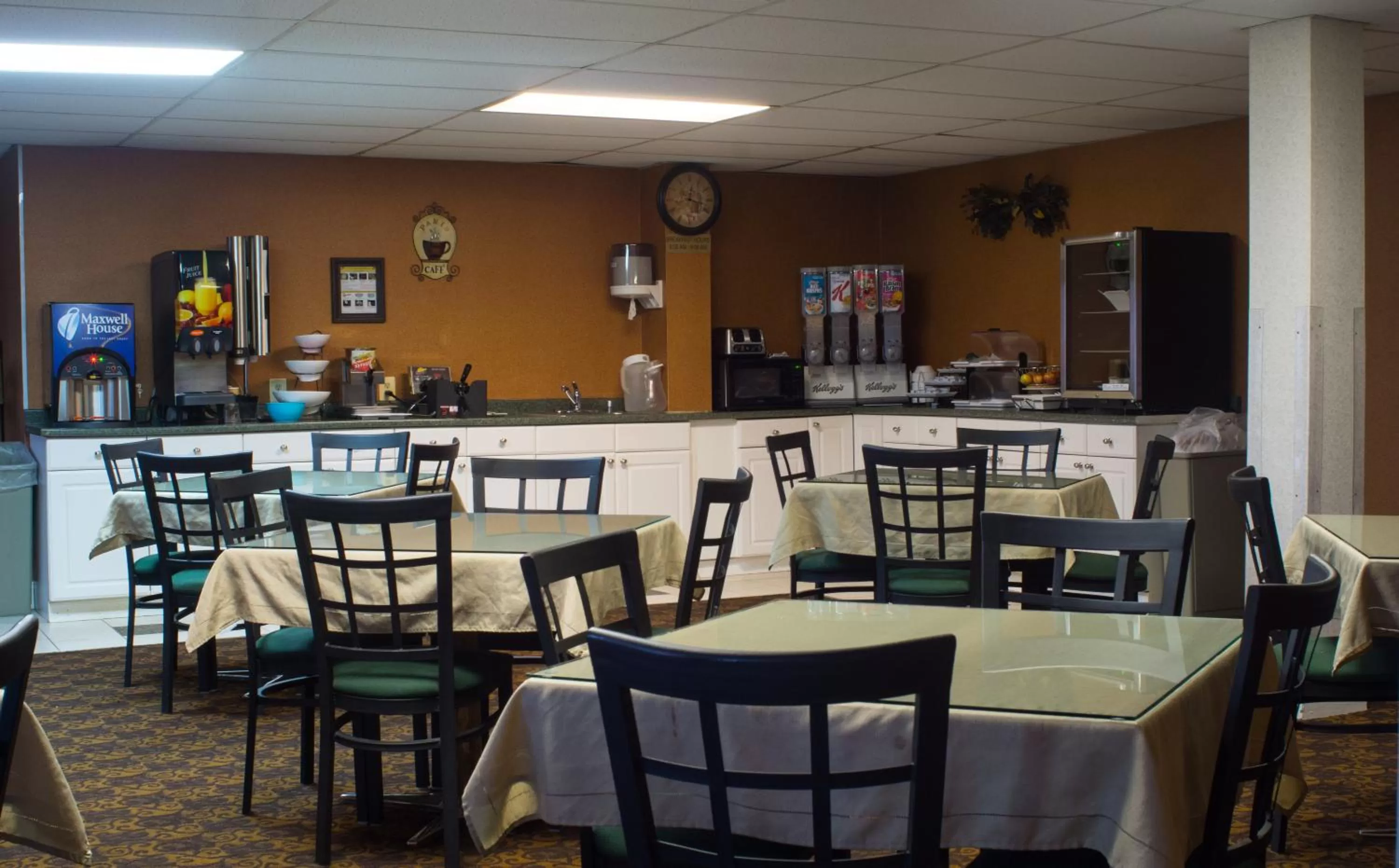 Communal lounge/ TV room in Ambassador Inn and Suites