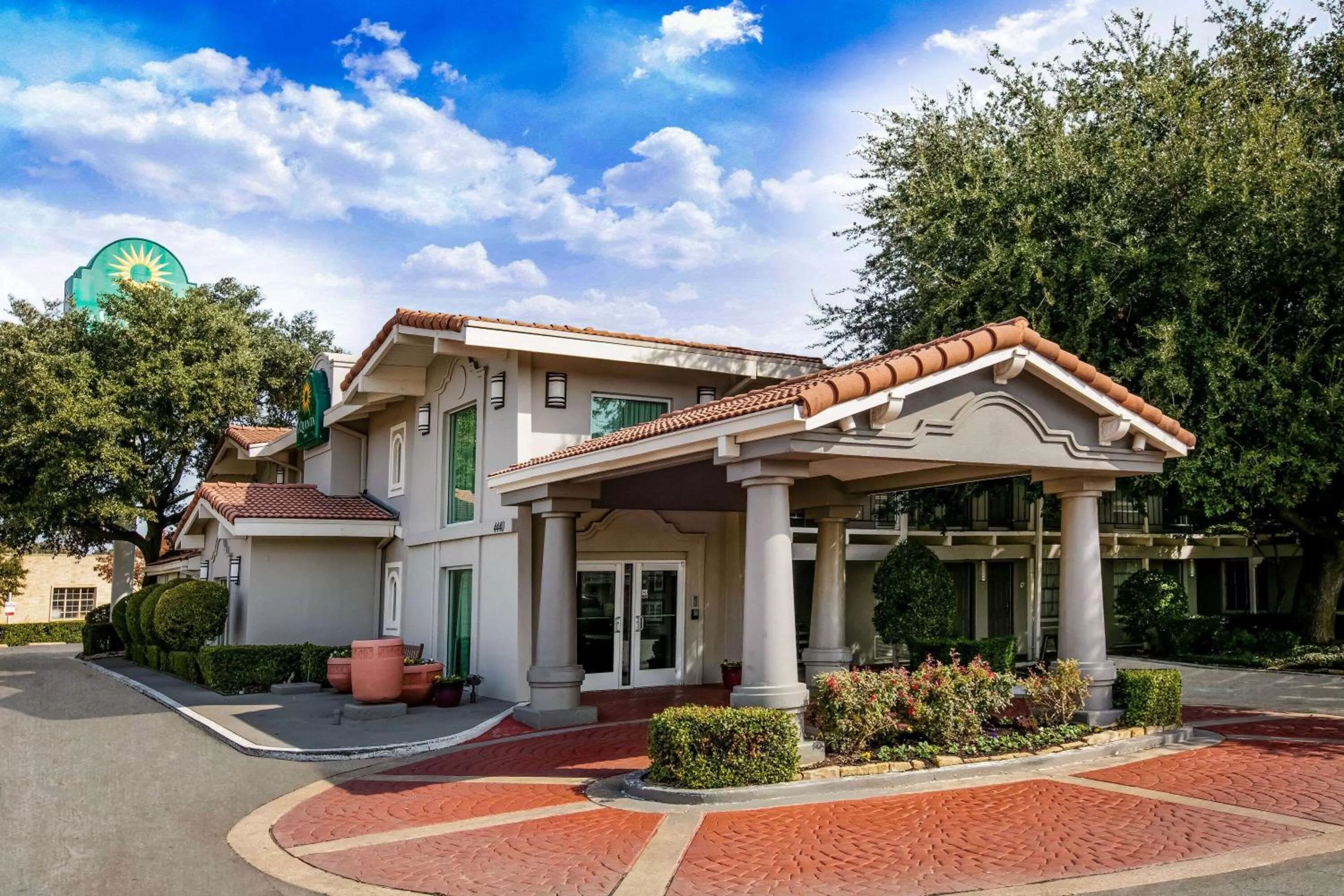 Property building in La Quinta Inn by Wyndham Dallas Uptown