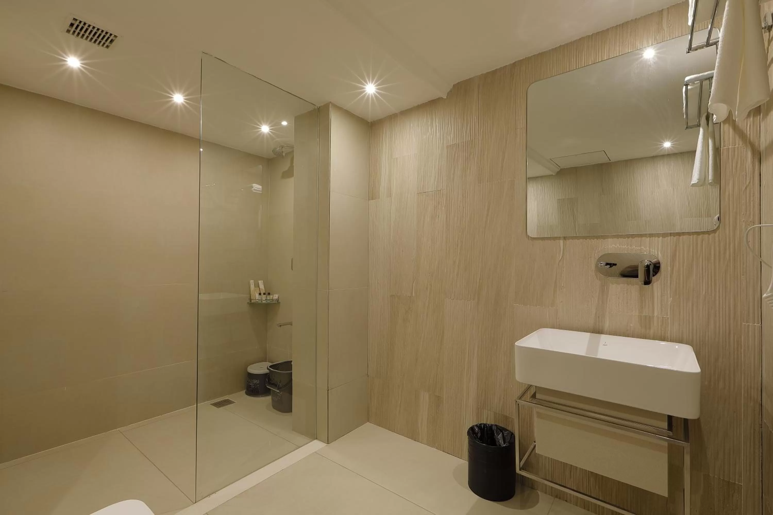 King Room with Balcony in Artilla Inn