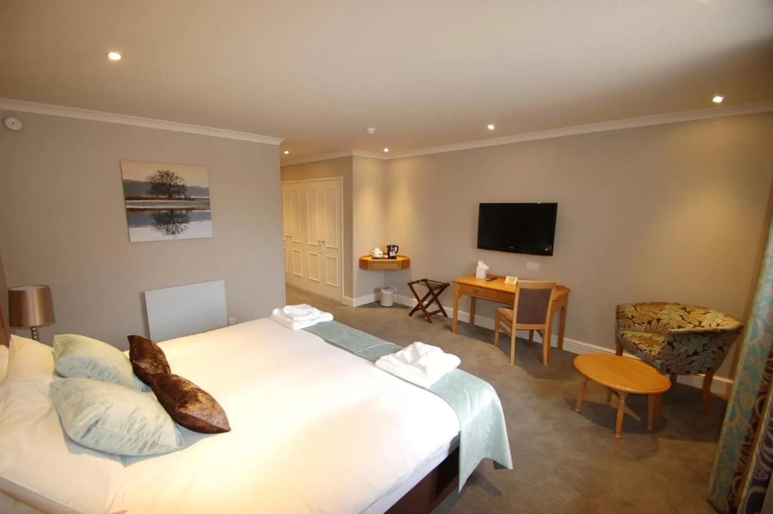 Photo of the whole room, Bed in Kings Court Hotel Alcester, BW Signature Collection