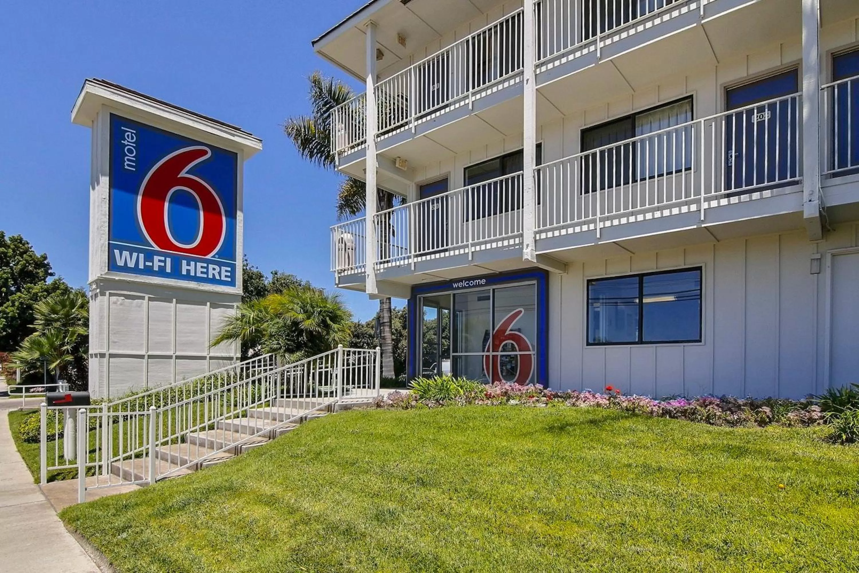 Facade/entrance in Motel 6-Carpinteria, CA - Santa Barbara - North