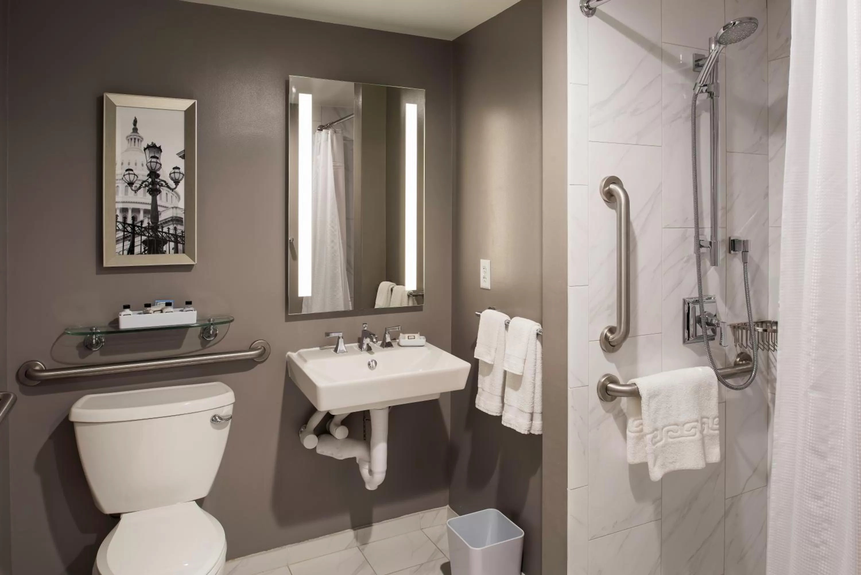 Bathroom in Phoenix Park Hotel