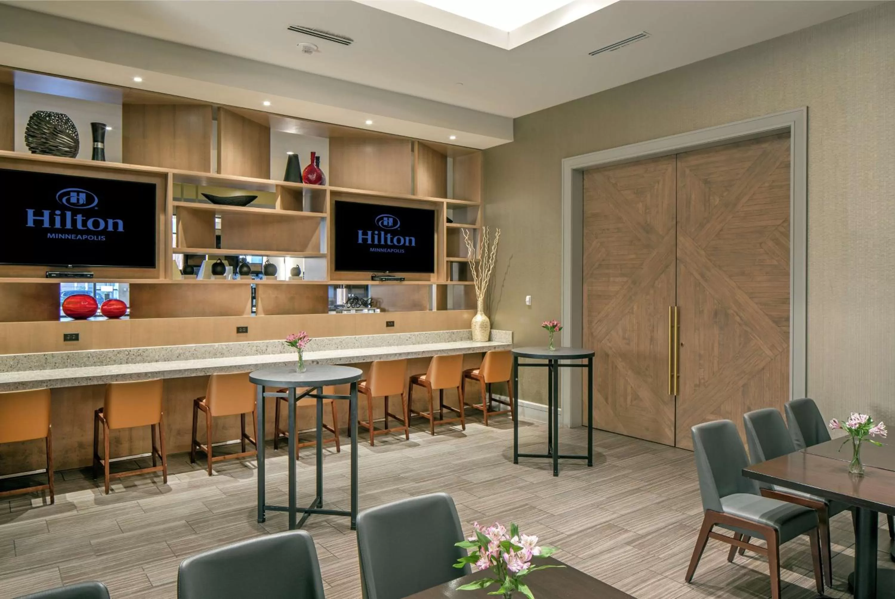 Lounge or bar in Hilton Minneapolis
