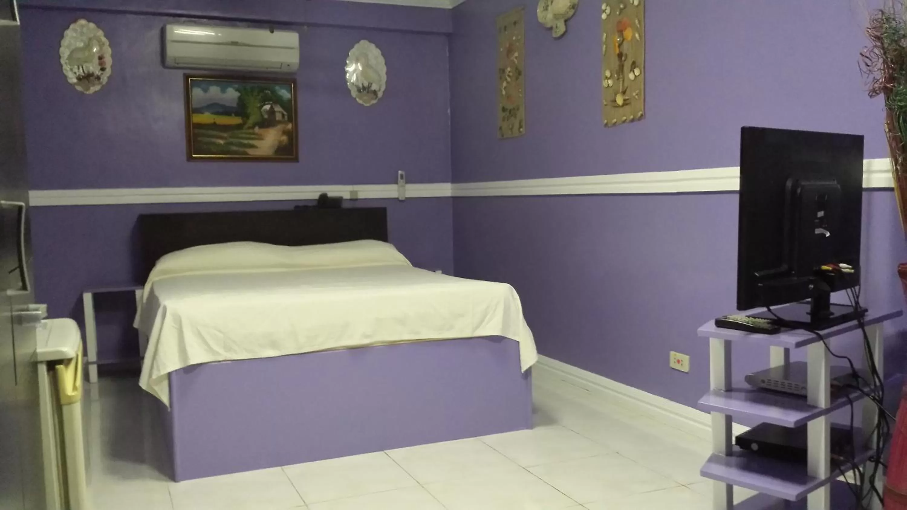 Bed in Kokomos Hotel and Restaurant