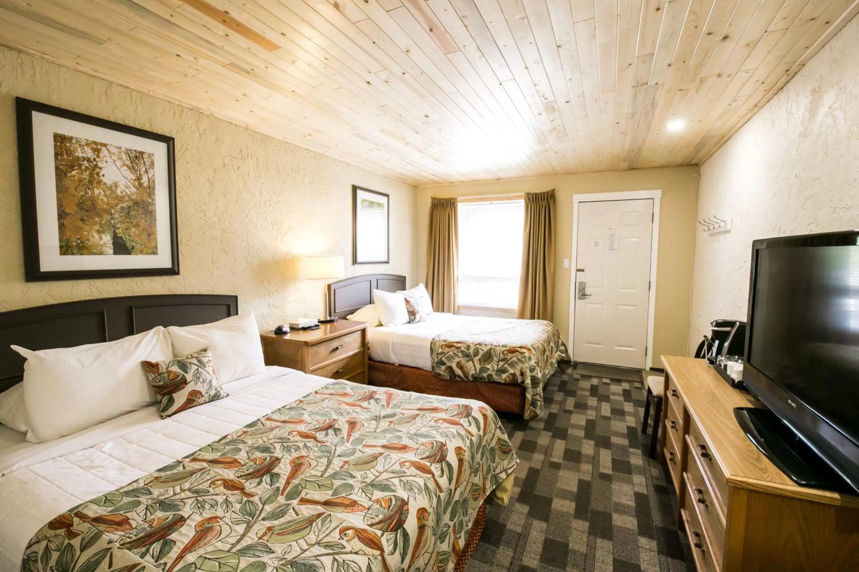Photo of the whole room, Bed in Crystal Springs Lodge