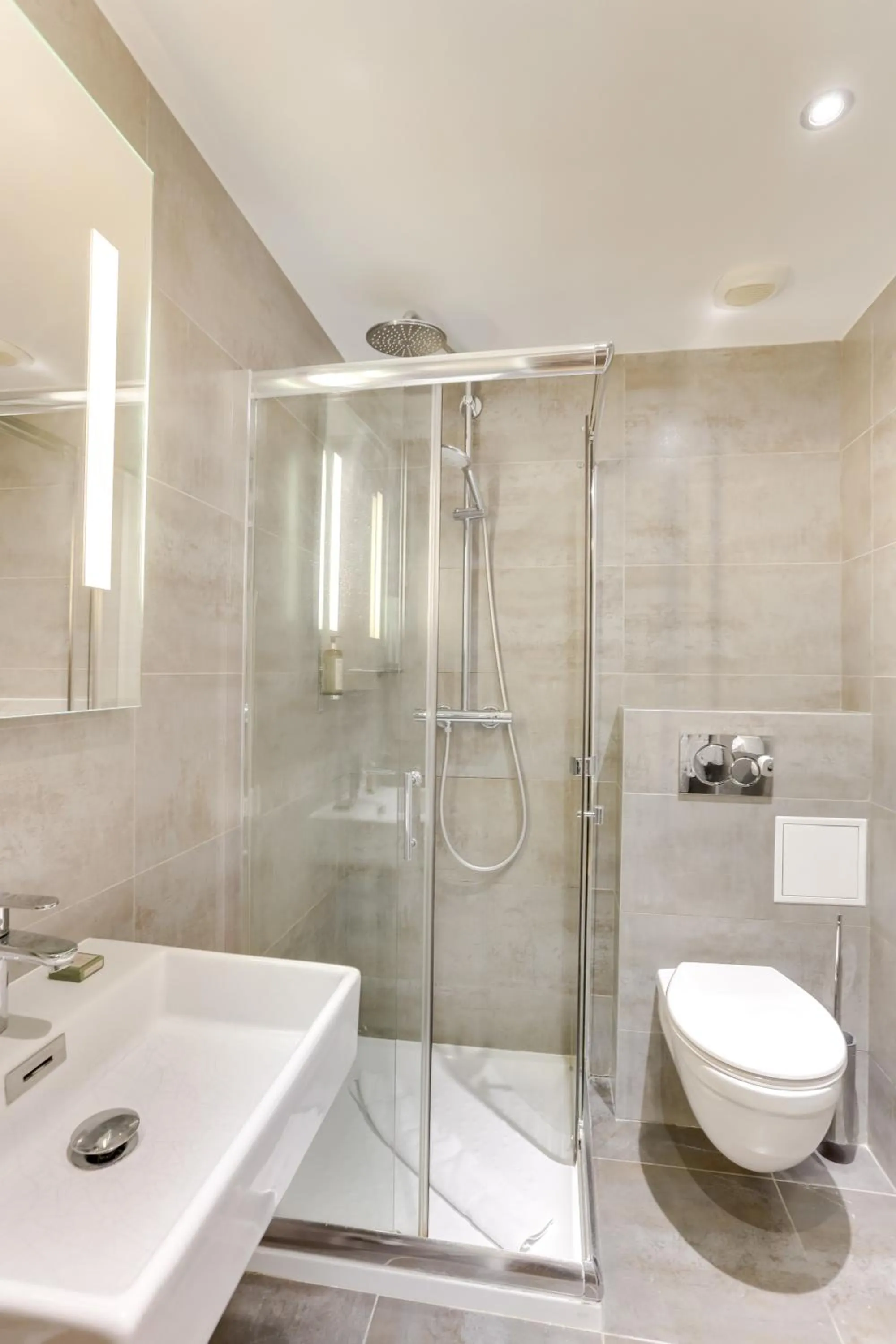 Bathroom in Hôtel Louvre Richelieu