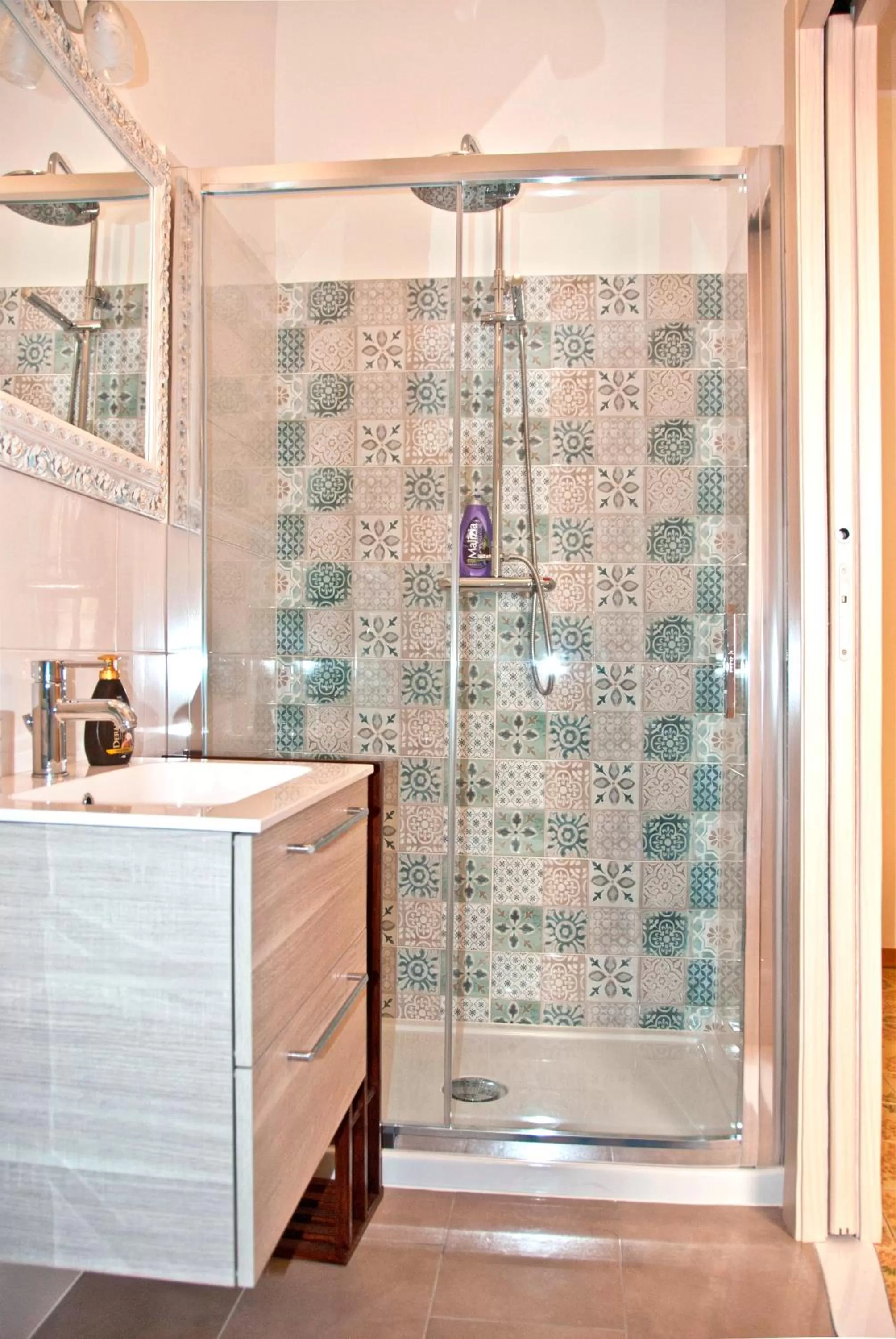 Shower in B&B Il Giardinetto Alghero