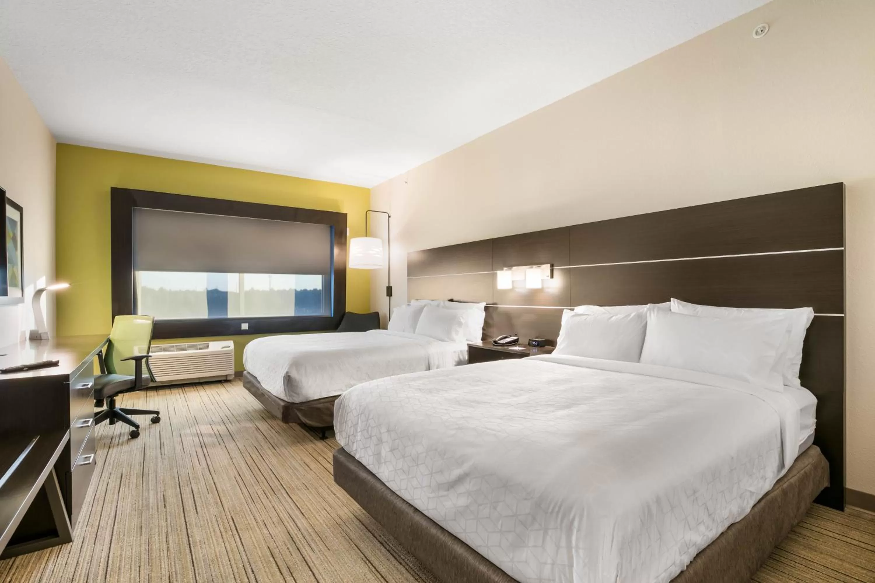 Bed in Holiday Inn Express & Suites Jacksonville - Town Center by IHG