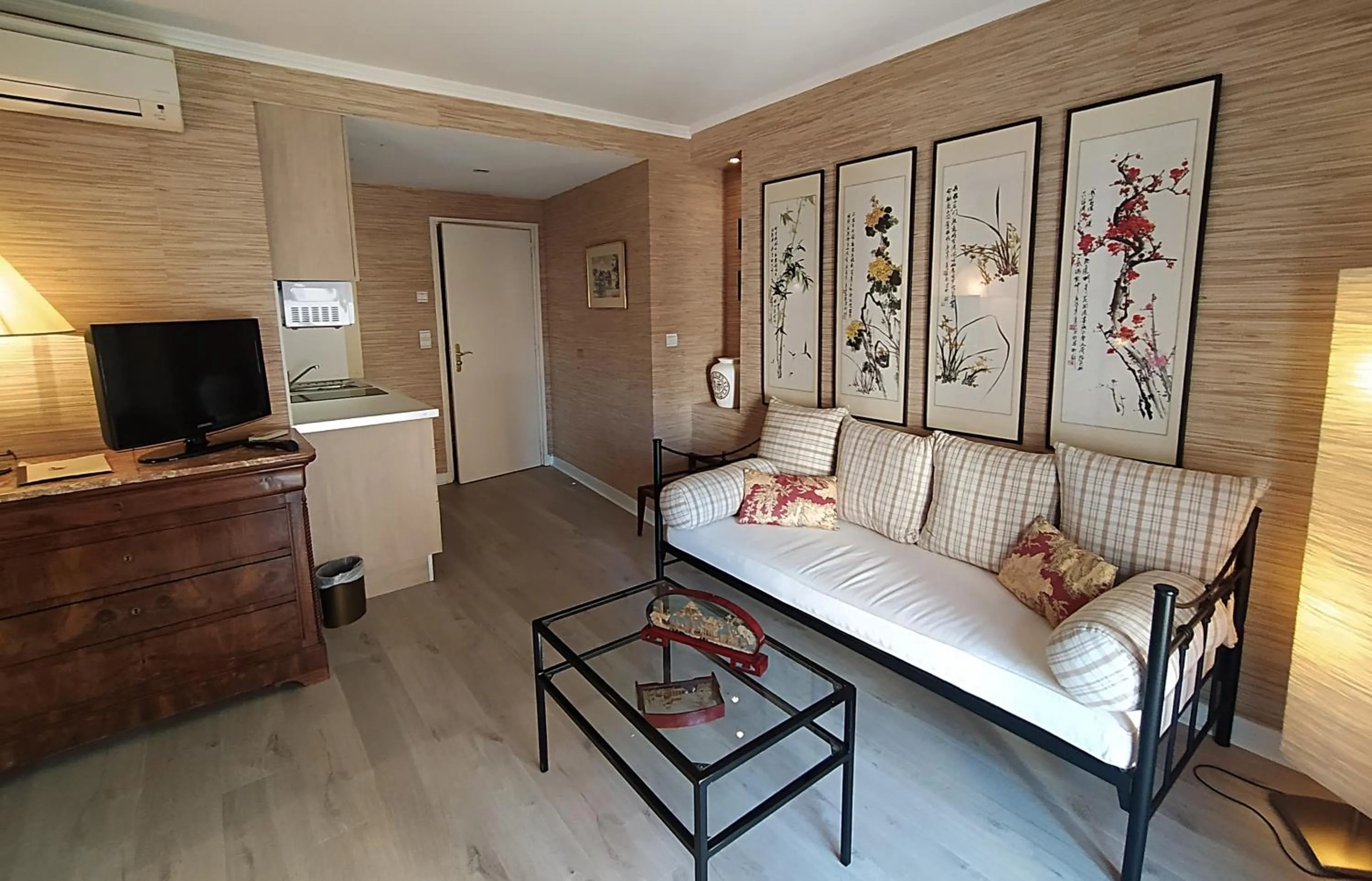 Living room, Bed in Hostellerie Du Grand Saint Antoine