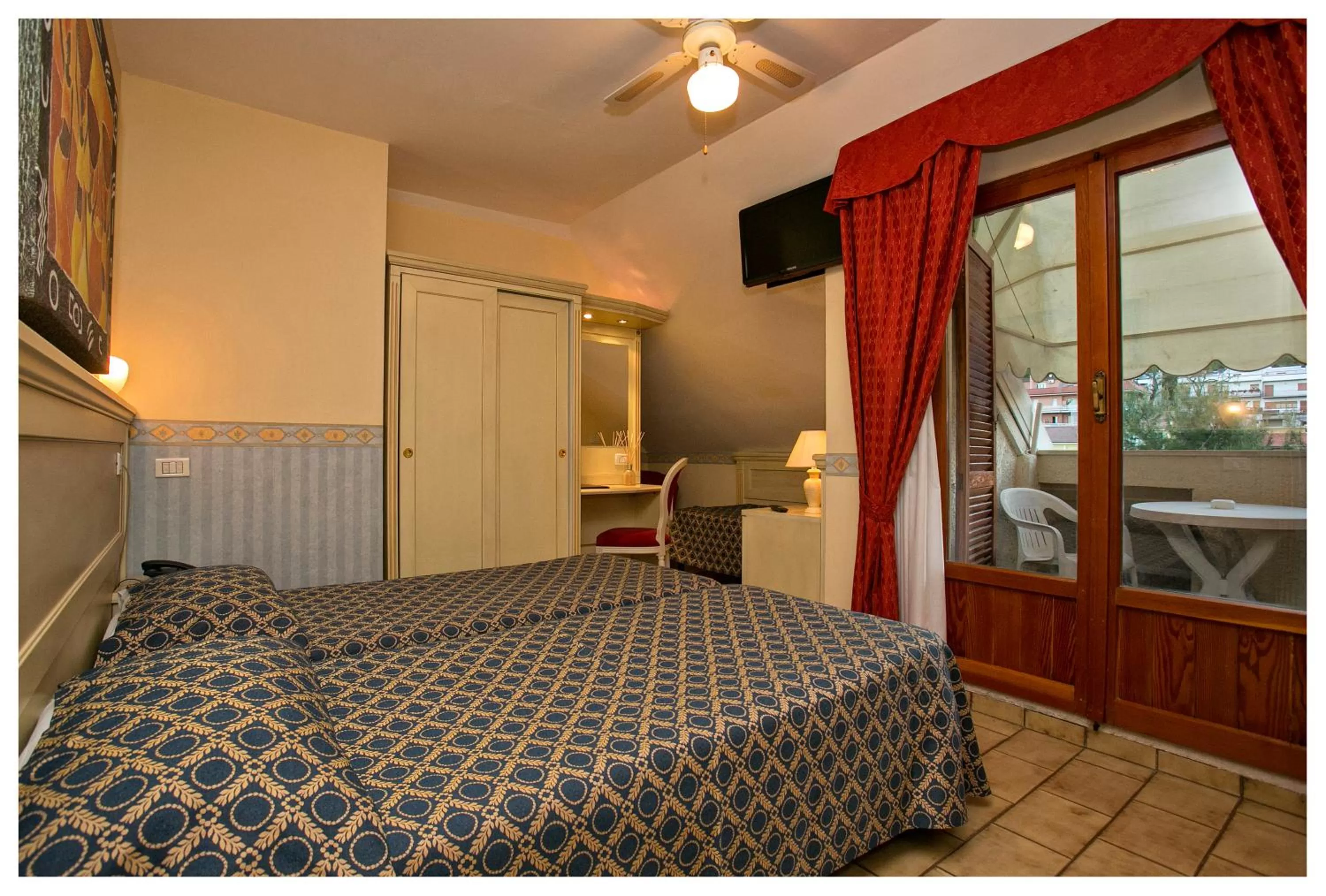 Photo of the whole room, Bed in Hotel lo Squalo