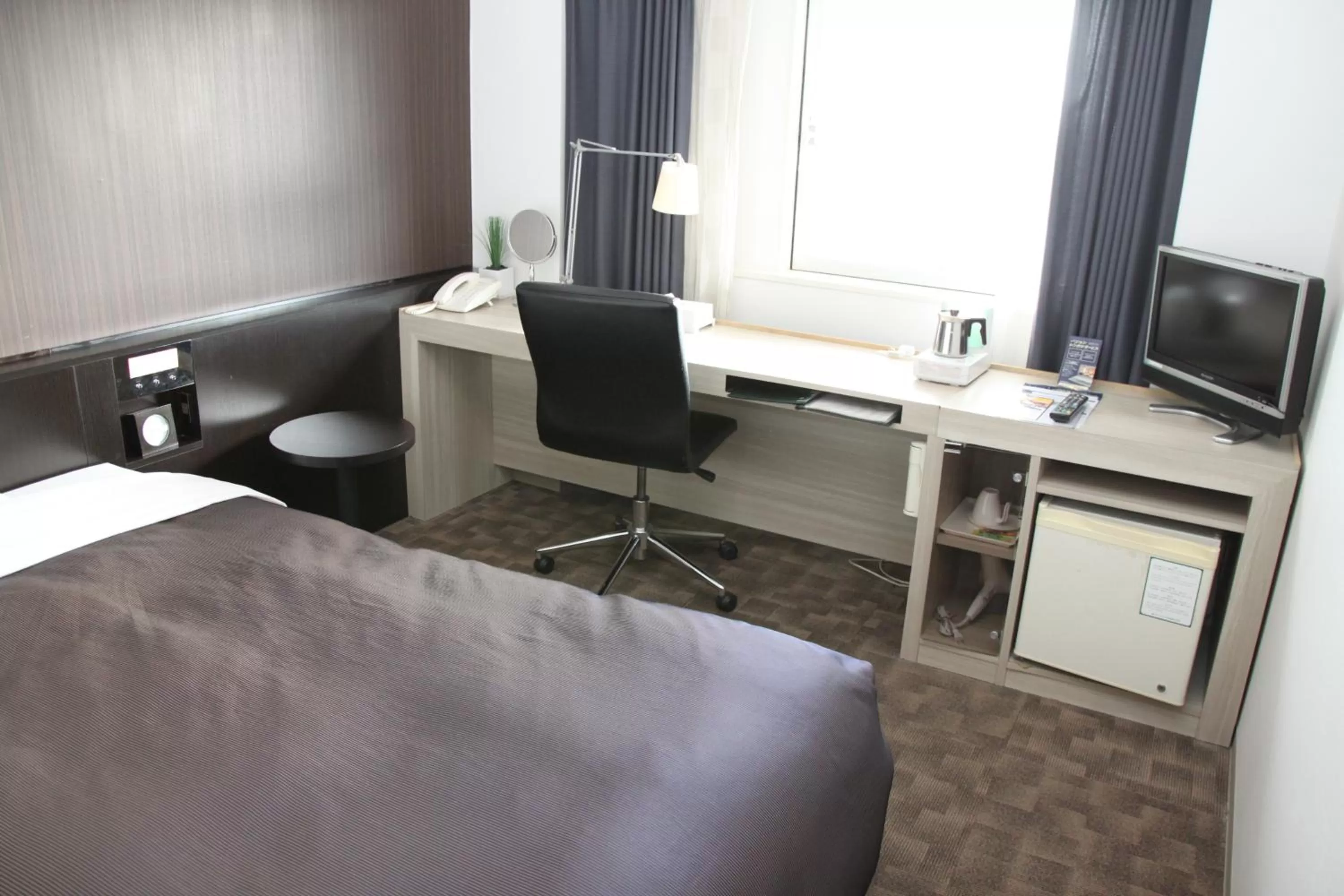 Photo of the whole room, Bed in Shin Osaka Washington Hotel Plaza