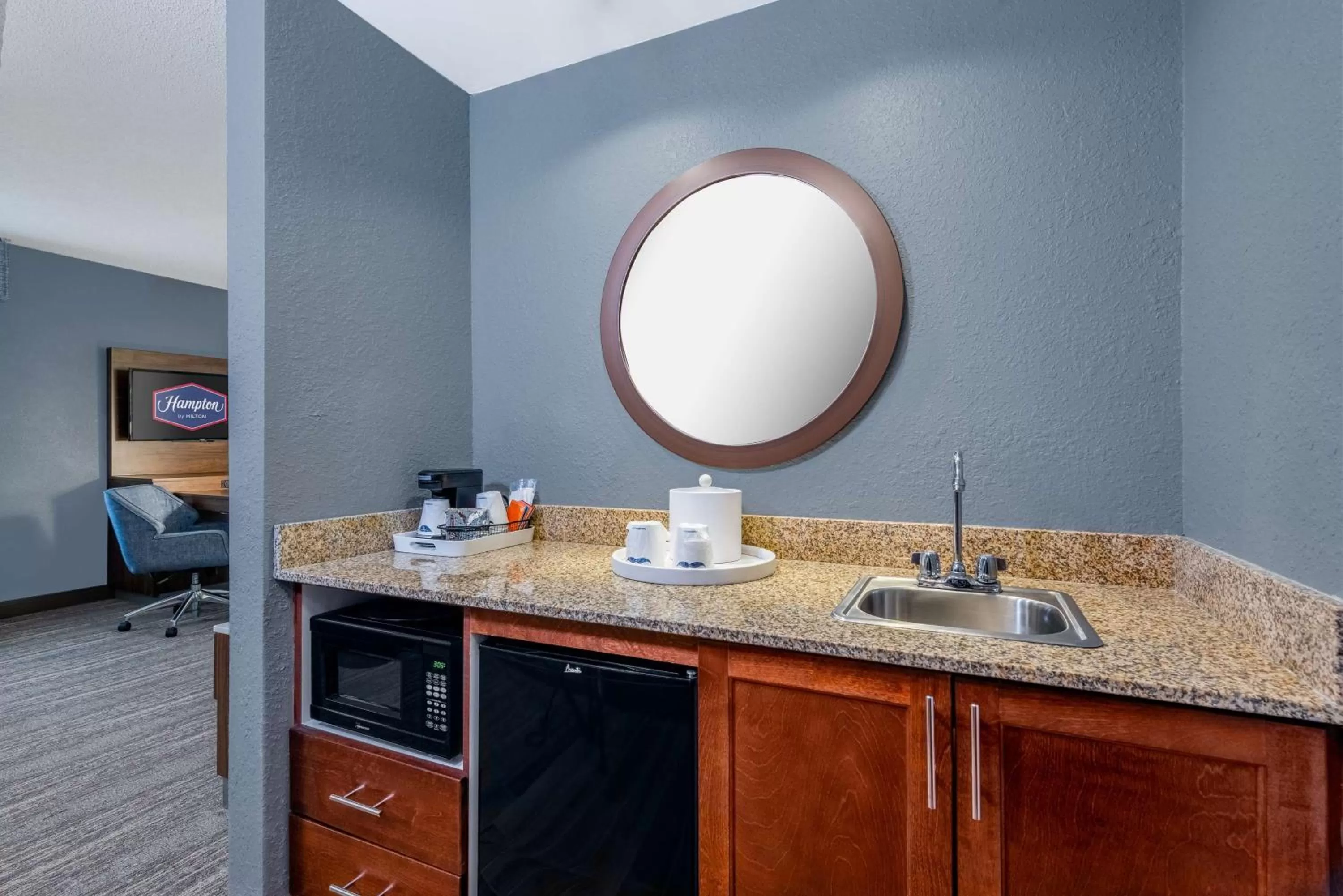 Photo of the whole room in Hampton Inn & Suites Hopkinsville