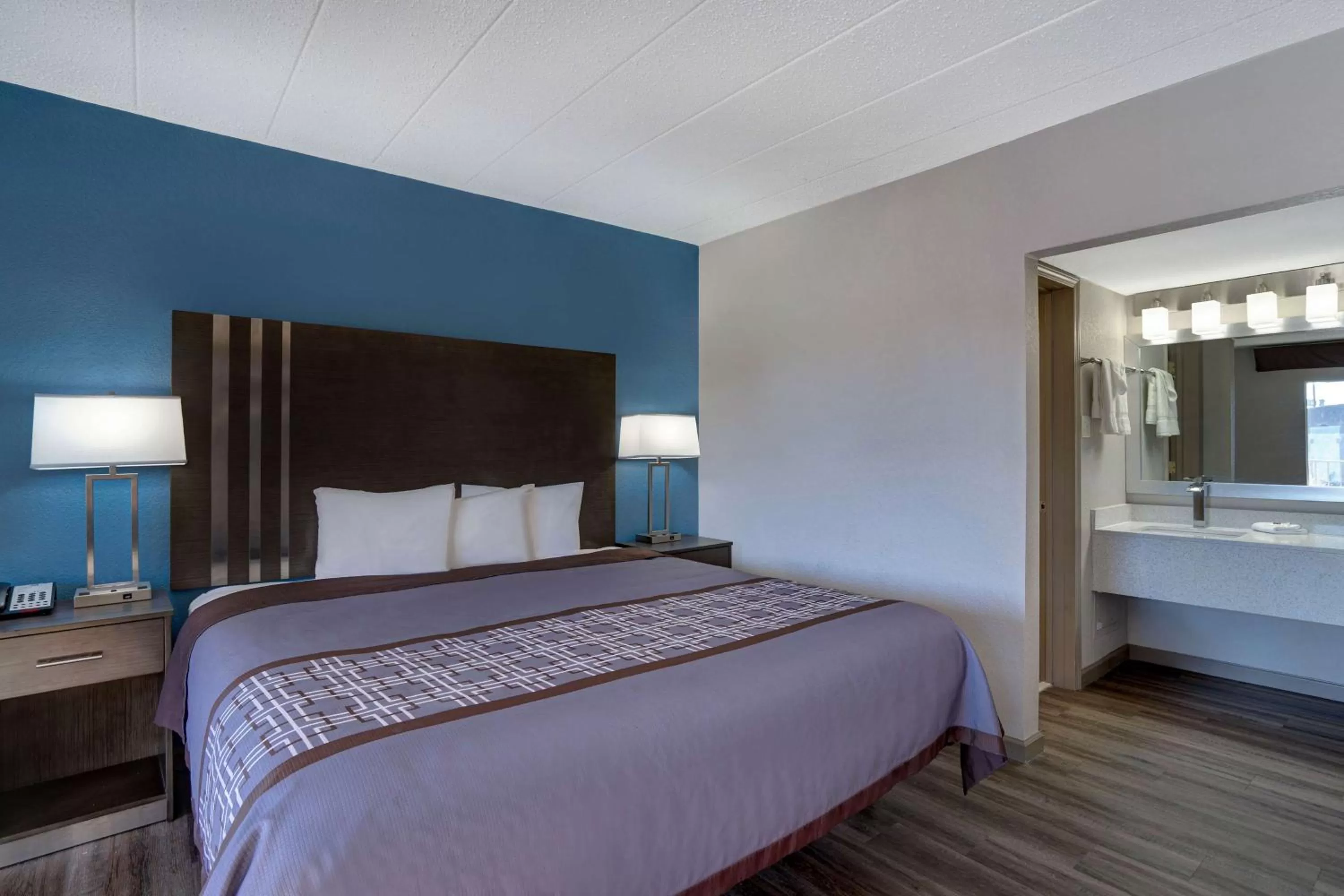 Photo of the whole room, Bed in Motel 6 Burlington