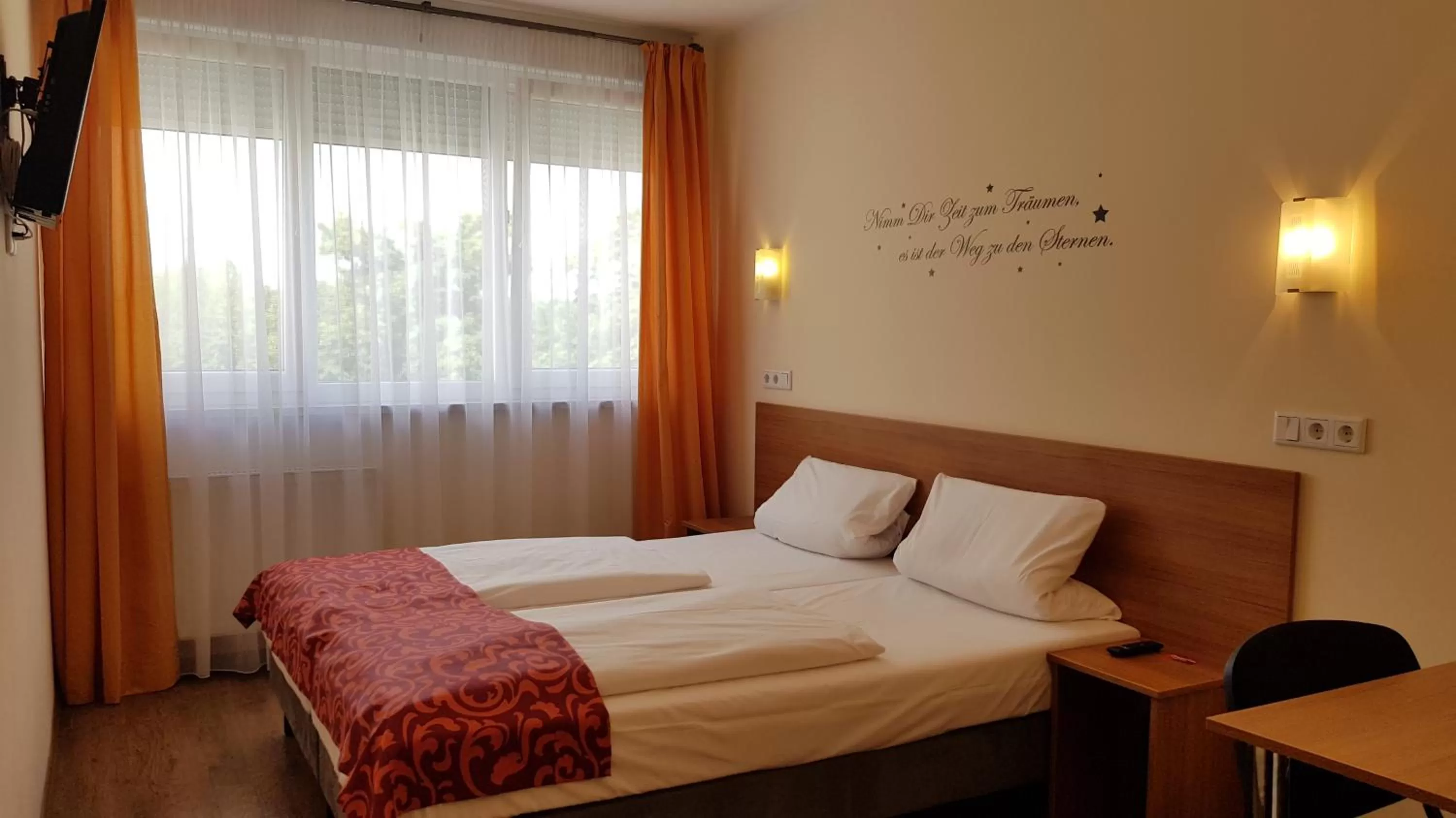 Bed in Dream Inn Hotel Regensburg Ost