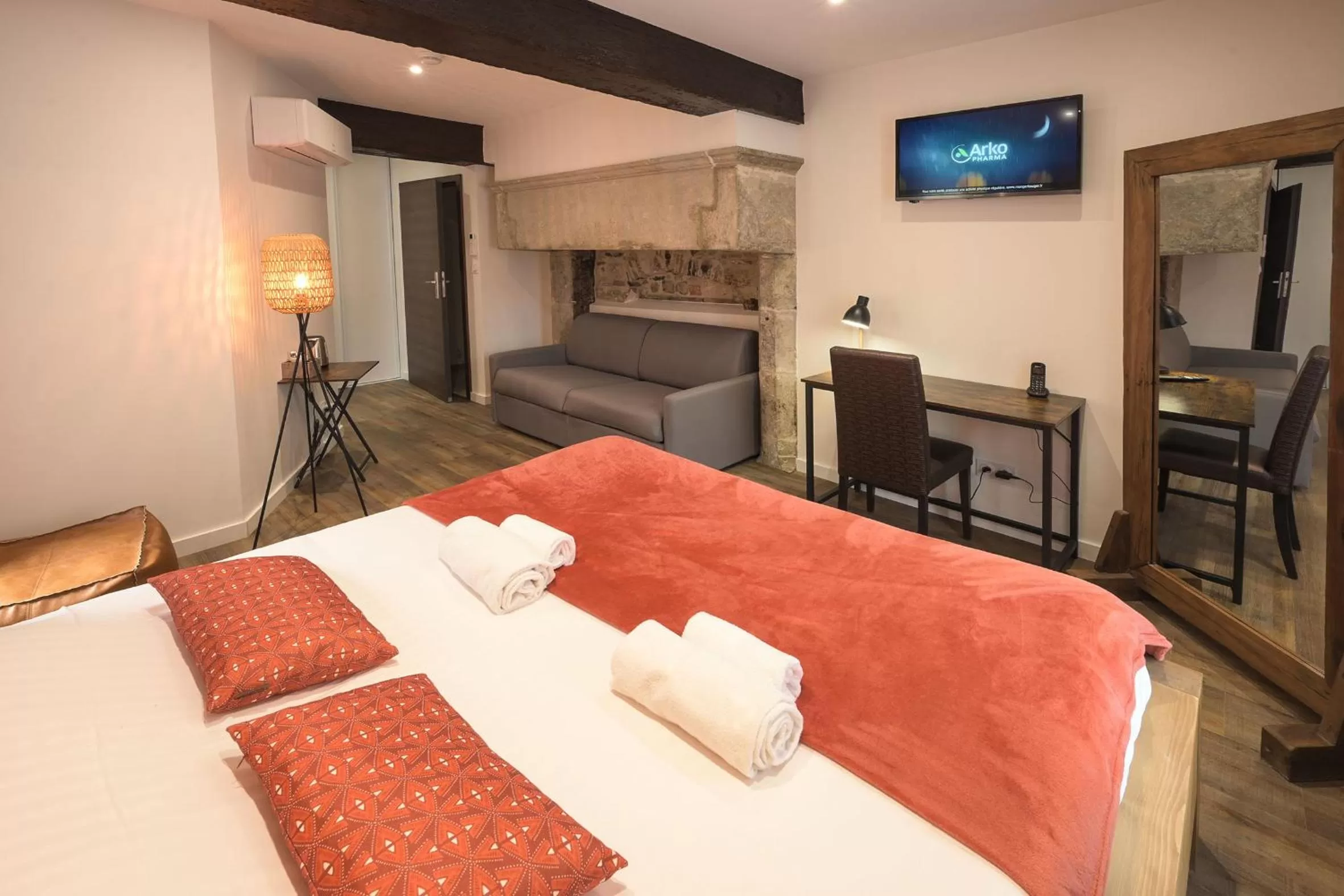 TV and multimedia, Bed in Hotel De La Croisée