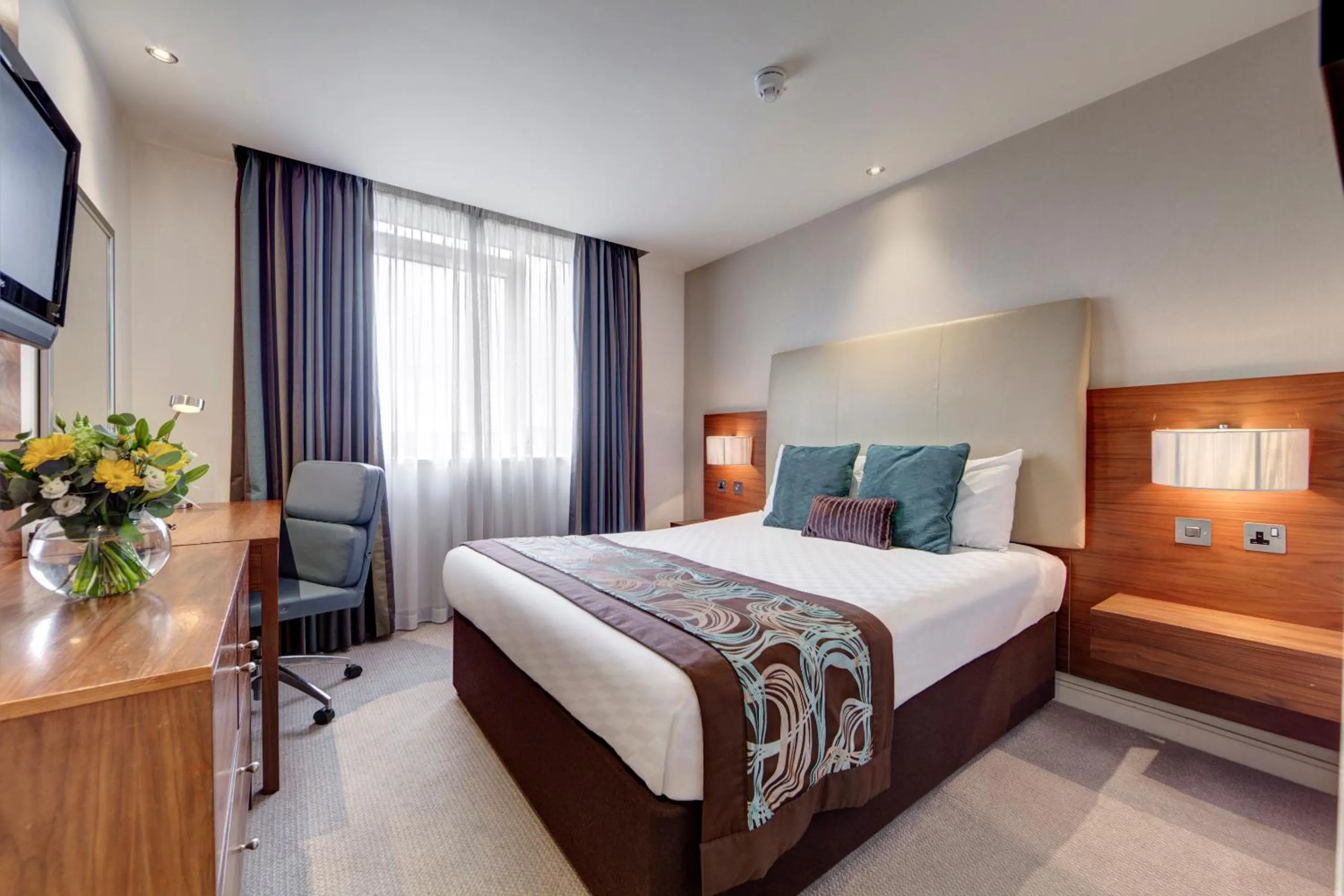 Bedroom, Bed in Thistle London Hyde Park Kensington Gardens